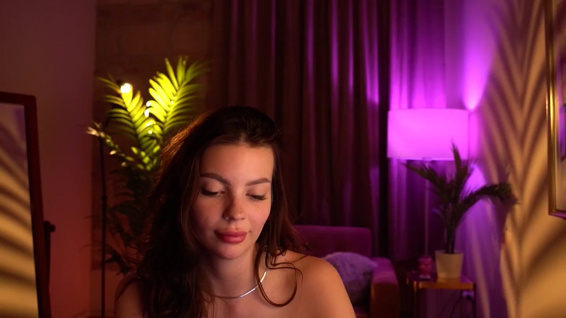 Gallery image thumbnail from hollydollly_'s myfreecams stream on, 04/21/2024, 24:19 image 6 of 20