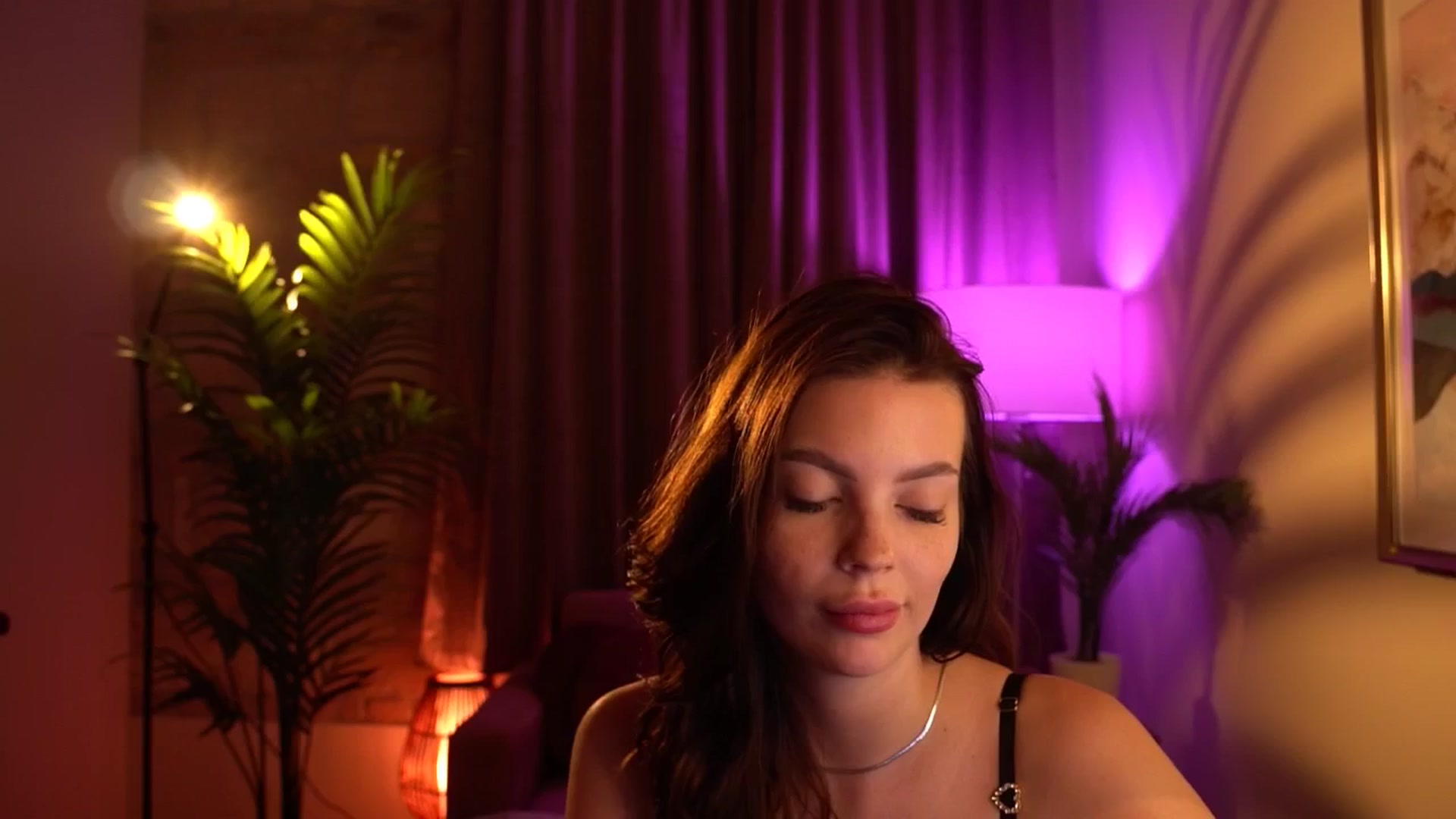 Gallery image thumbnail from hollydollly_'s myfreecams stream on, 04/21/2024, 18:08 image 6 of 20