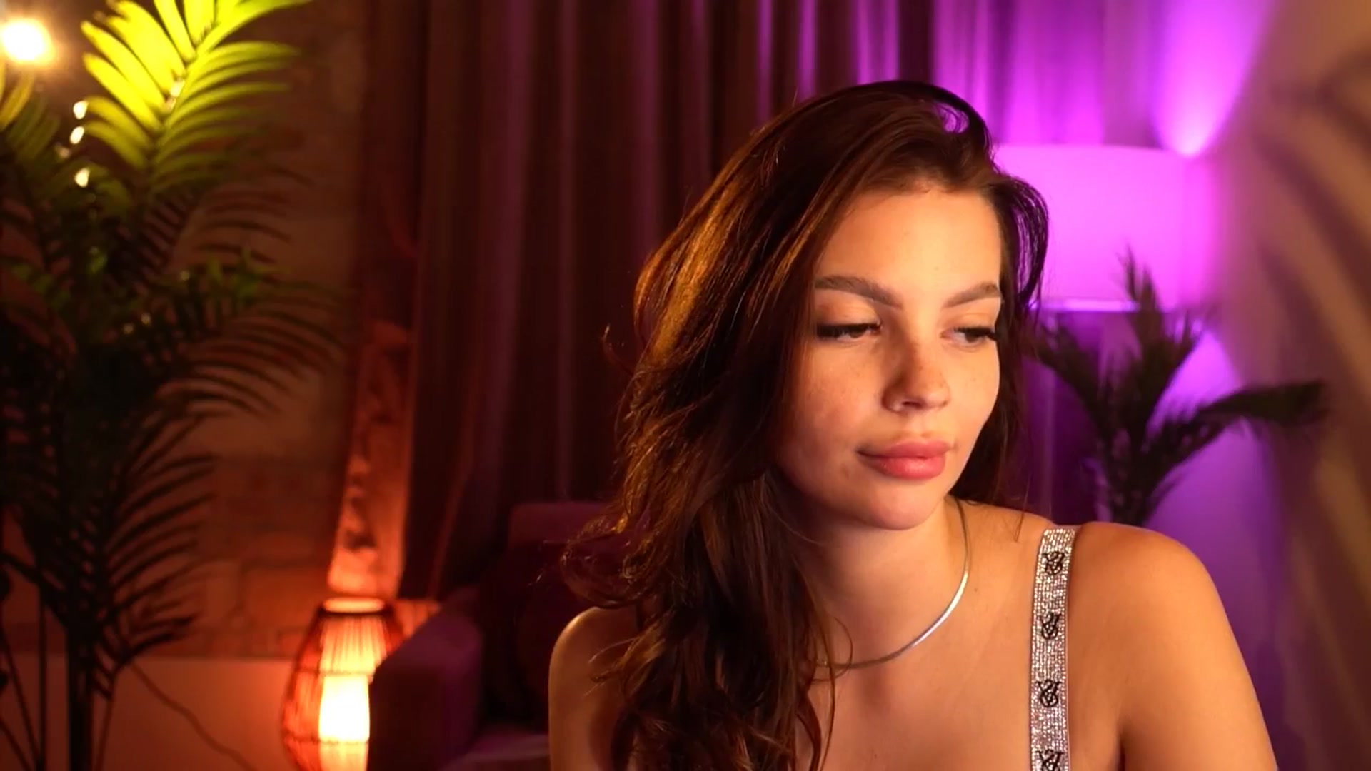 Gallery image thumbnail from hollydollly_'s myfreecams stream on, 04/23/2024, 24:35 image 10 of 20