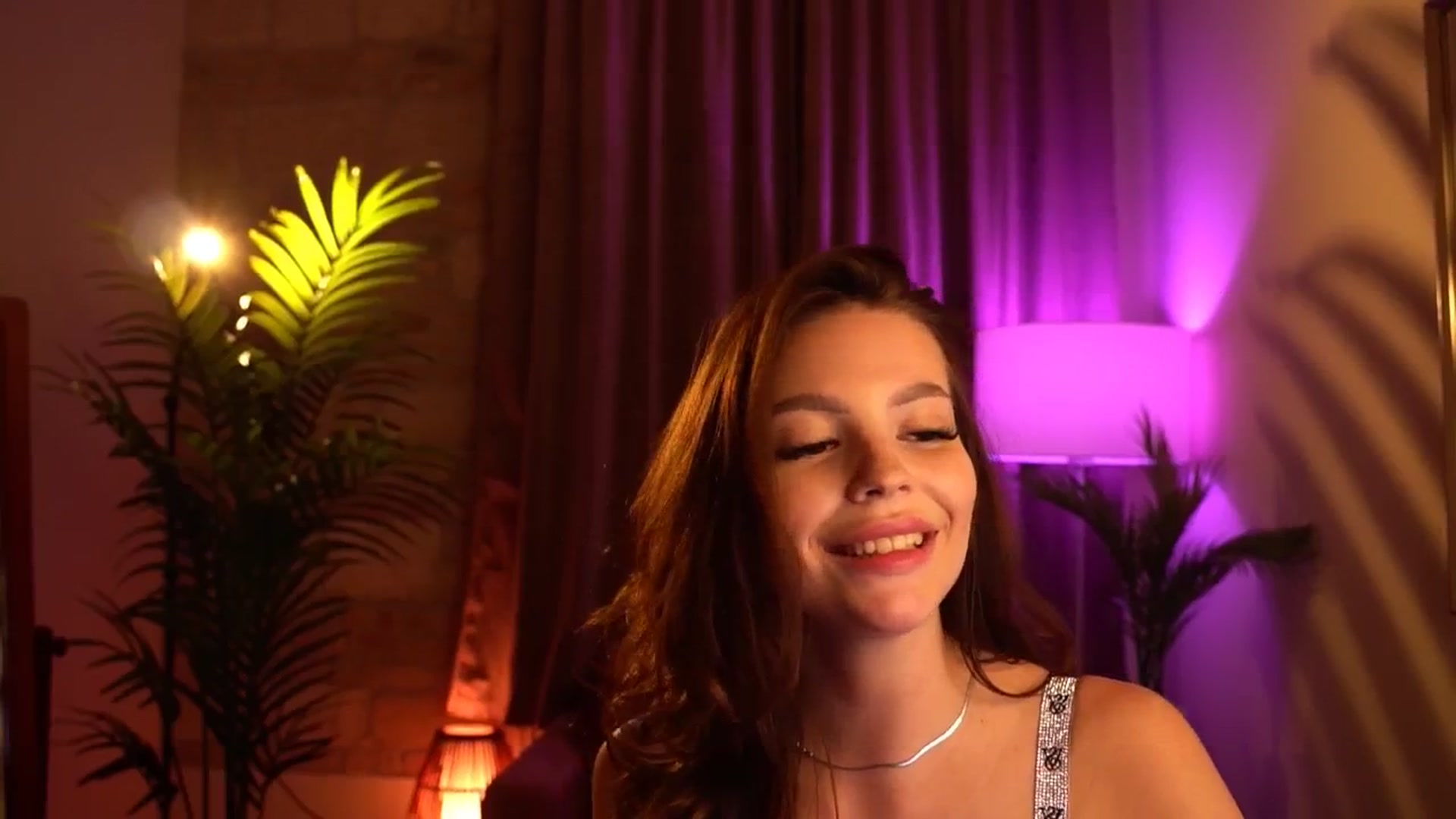 Gallery image thumbnail from hollydollly_'s myfreecams stream on, 04/23/2024, 24:35 image 3 of 20