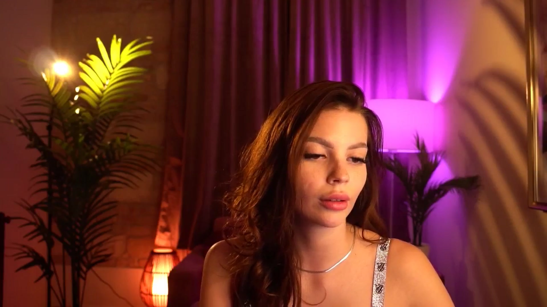 Gallery image thumbnail from hollydollly_'s myfreecams stream on, 04/23/2024, 24:35 image 5 of 20