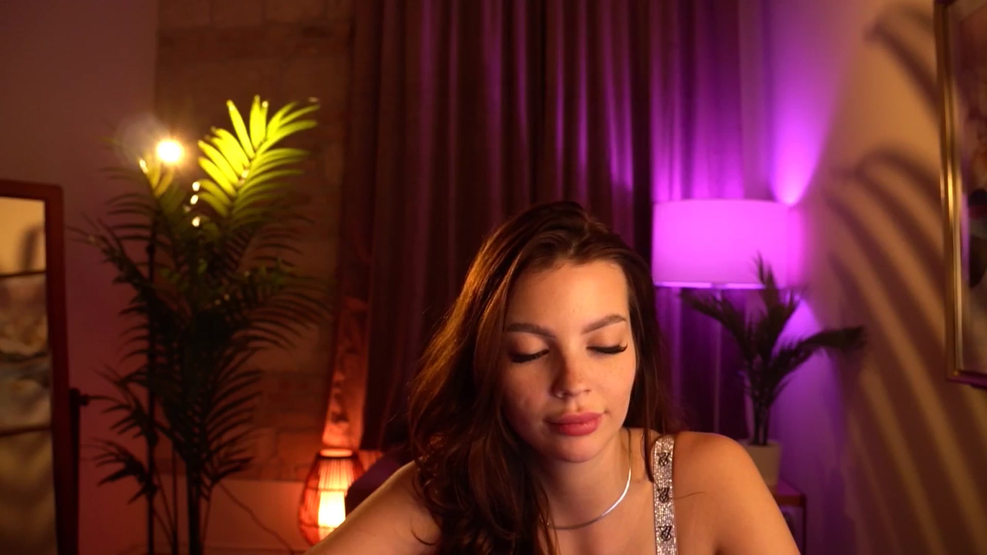 Gallery image thumbnail from hollydollly_'s myfreecams stream on, 04/23/2024, 24:35 image 18 of 20