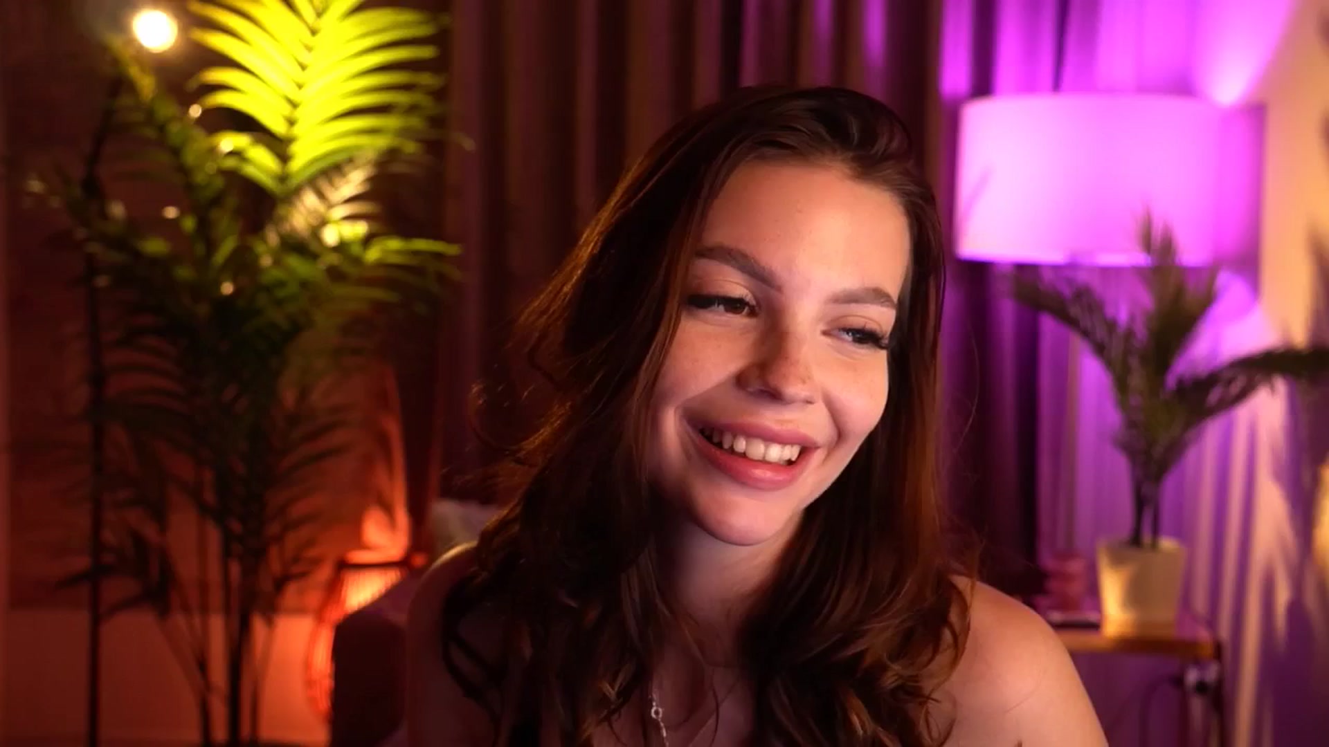 Gallery image thumbnail from hollydollly_'s myfreecams stream on, 04/28/2024, 24:08 image 10 of 20