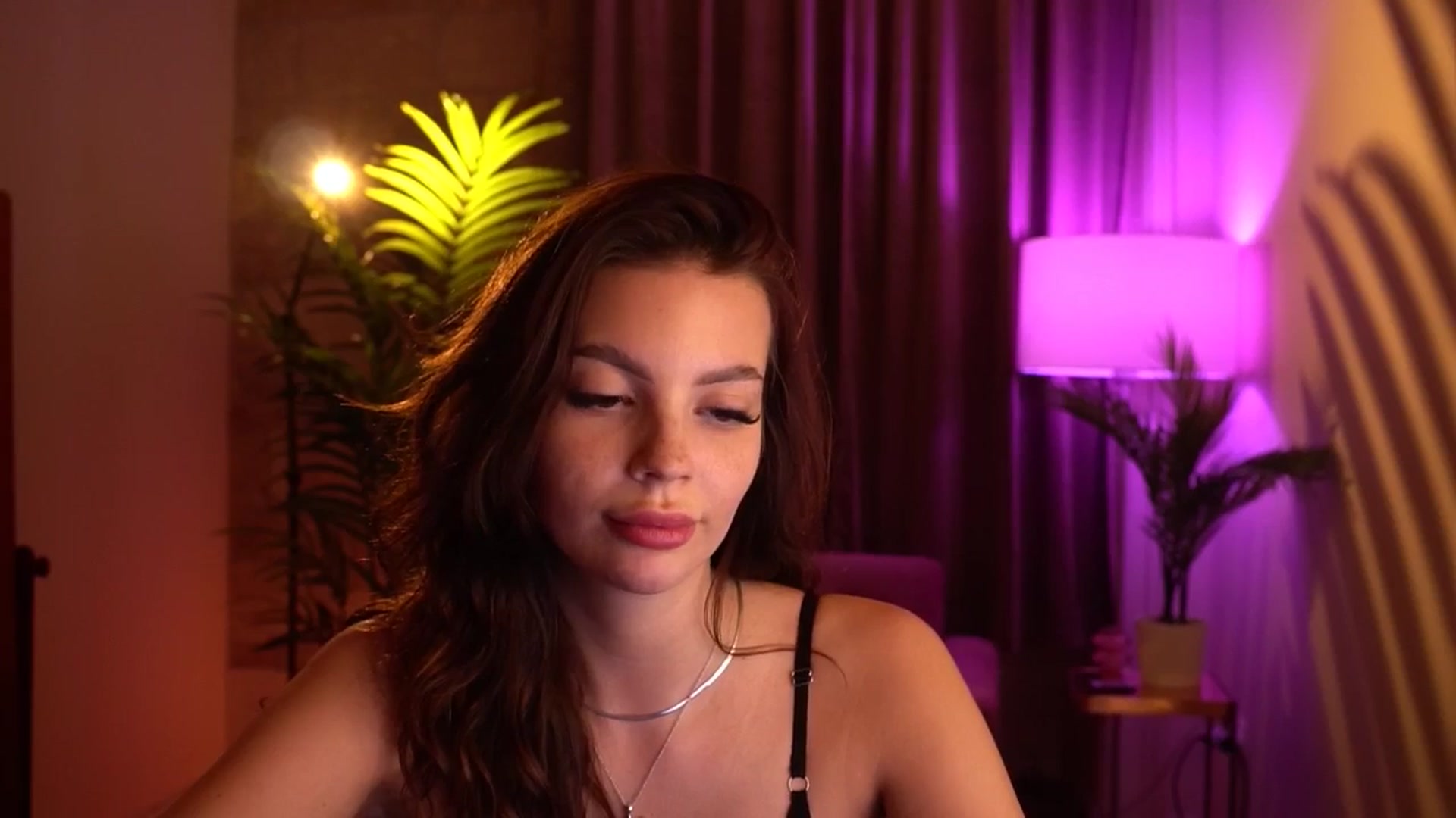 Gallery image thumbnail from hollydollly_'s myfreecams stream on, 04/28/2024, 14:36 image 12 of 20