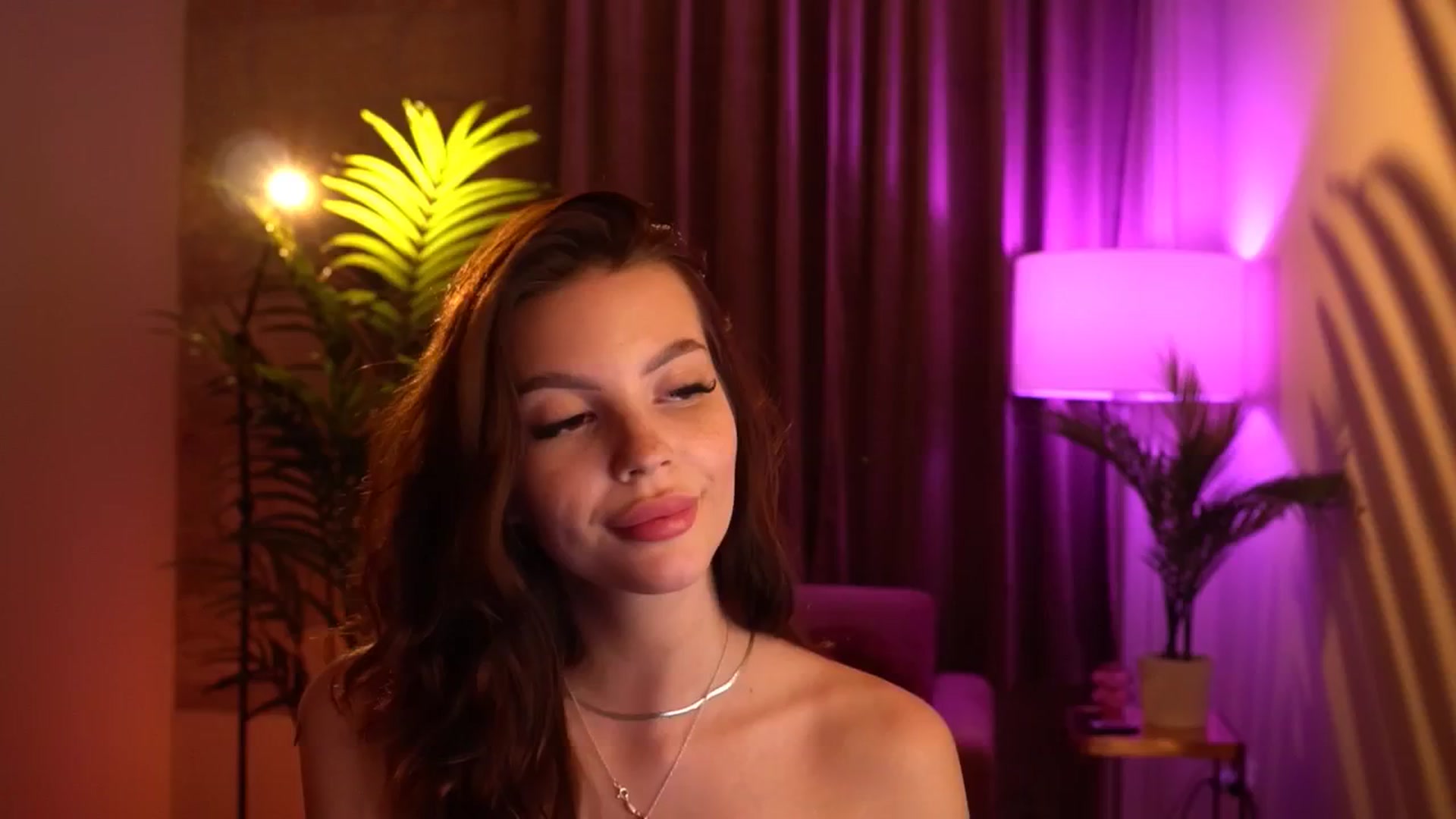 Gallery image thumbnail from hollydollly_'s myfreecams stream on, 04/28/2024, 16:40 image 5 of 20
