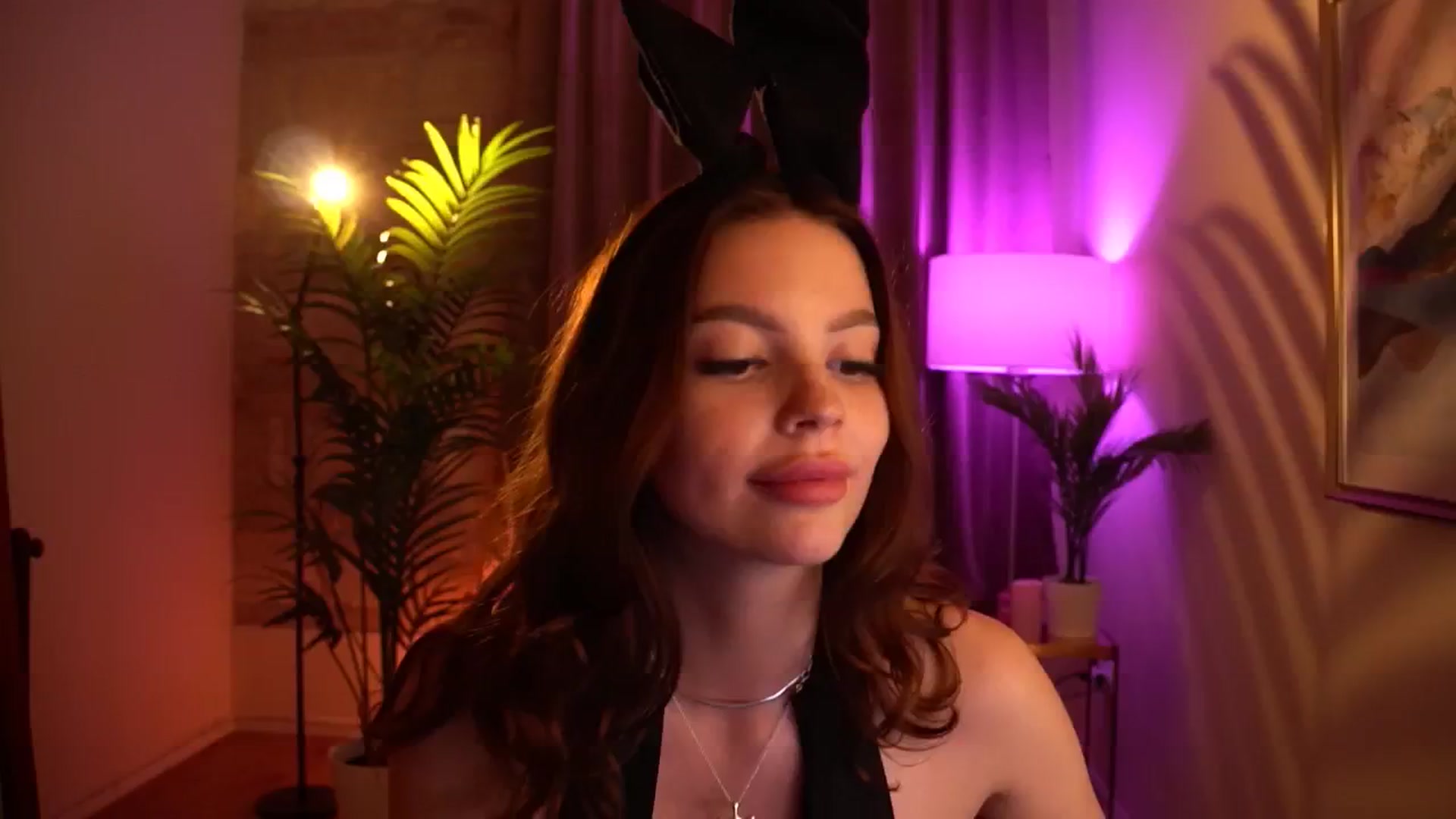 Gallery image thumbnail from hollydollly_'s myfreecams stream on, 05/02/2024, 22:33 image 19 of 20