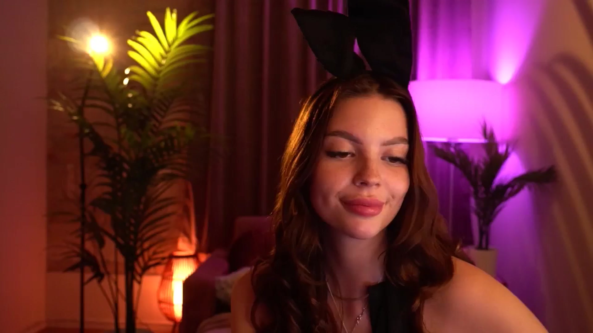 Gallery image thumbnail from hollydollly_'s myfreecams stream on, 05/03/2024, 24:14 image 17 of 20