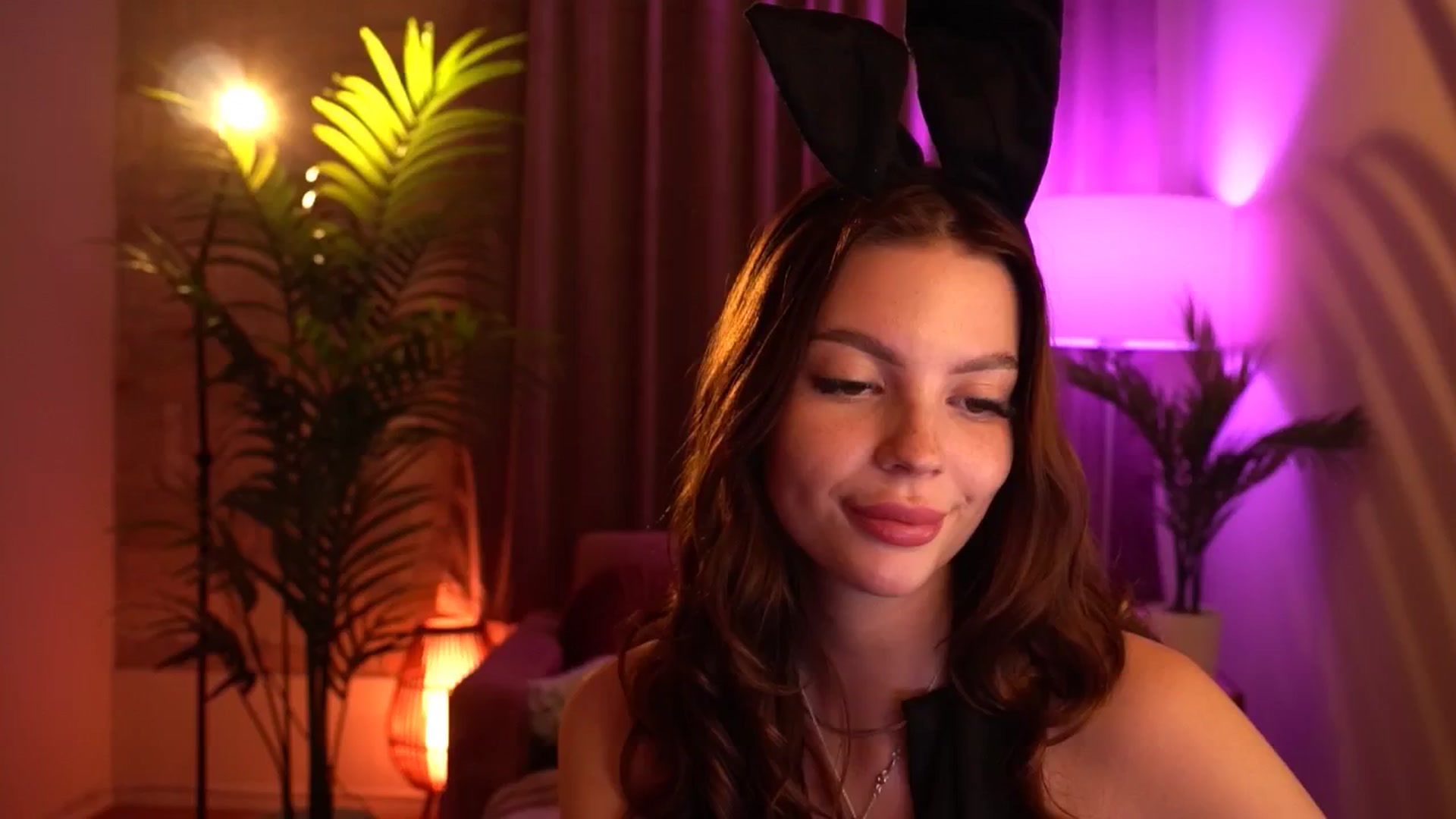 Gallery image thumbnail from hollydollly_'s myfreecams stream on, 05/03/2024, 24:14 image 16 of 20