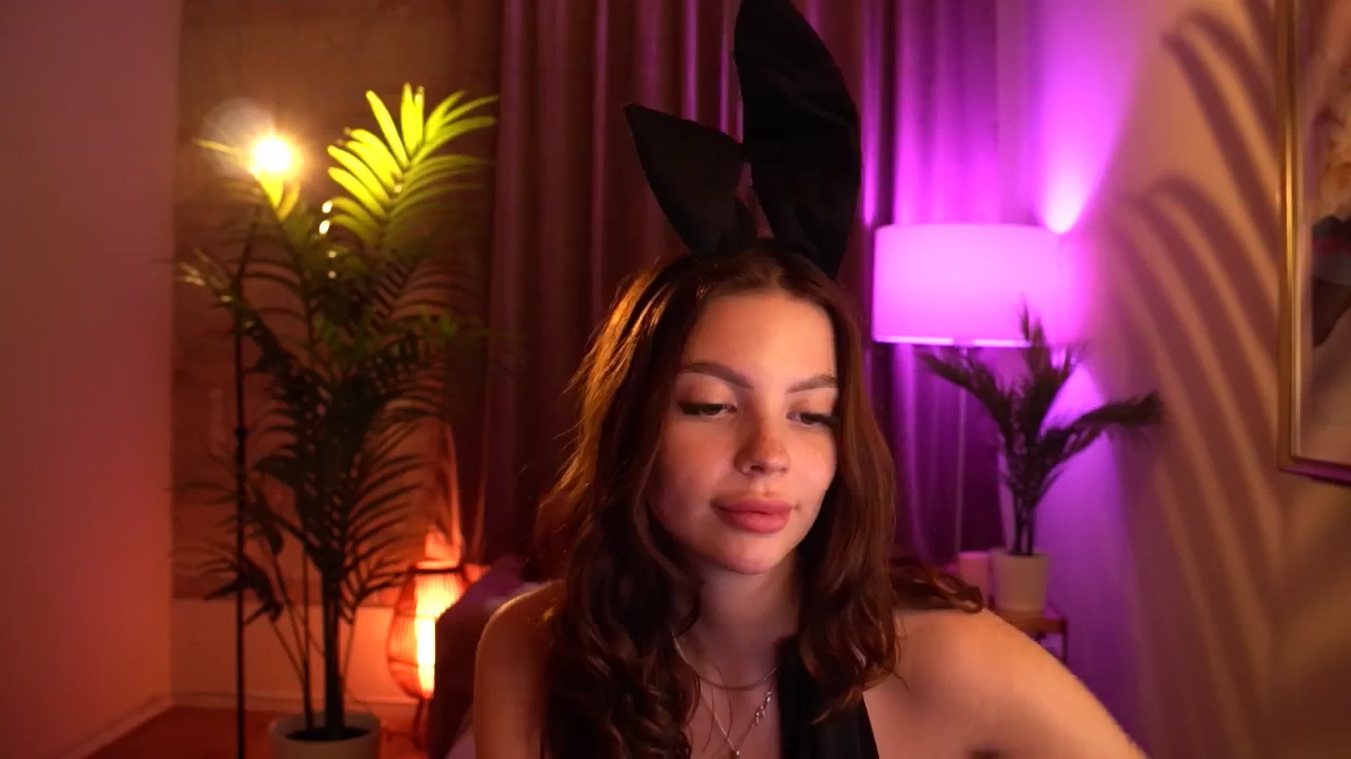 Gallery image thumbnail from hollydollly_'s myfreecams stream on, 05/03/2024, 01:24 image 19 of 20