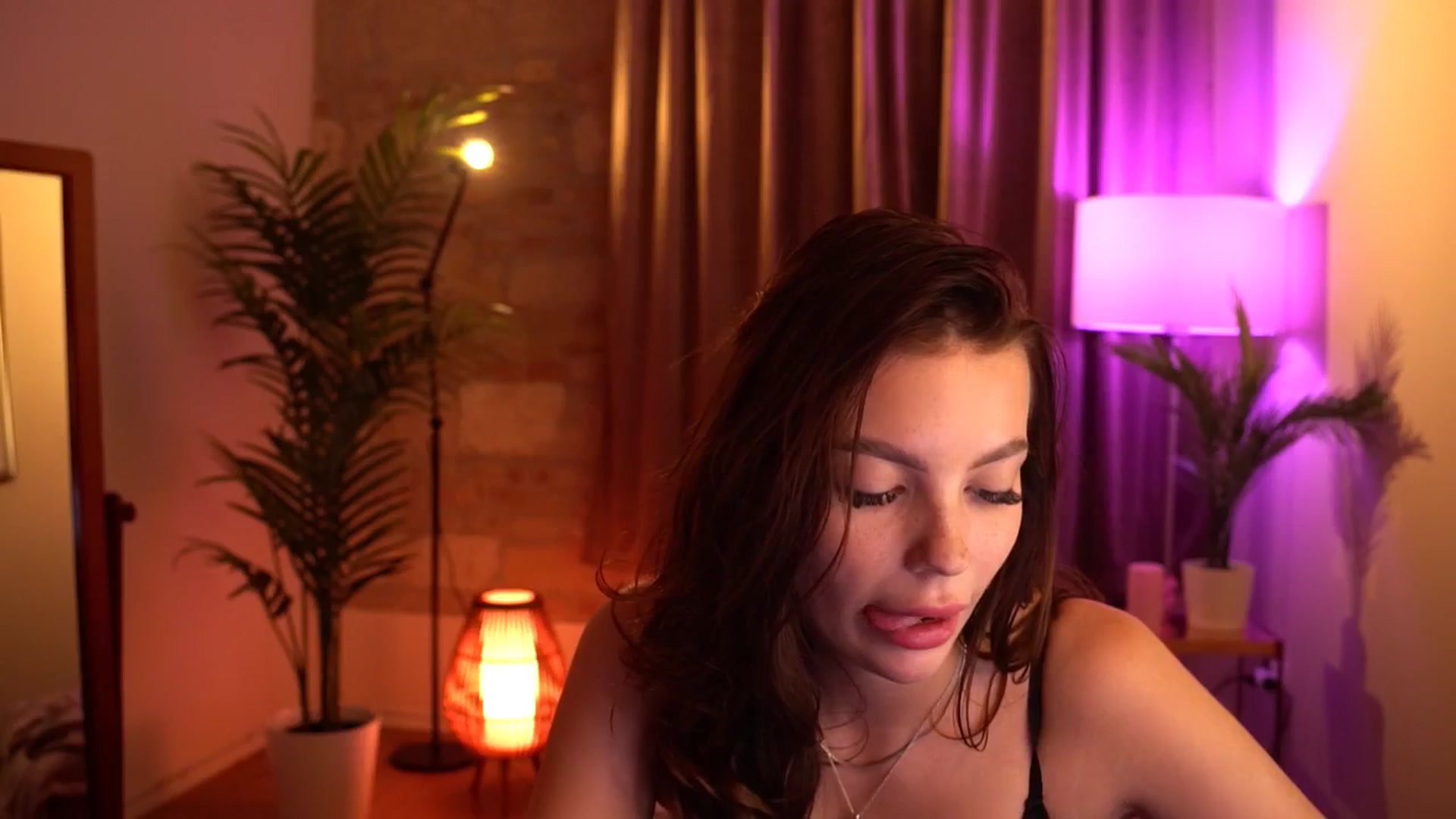 Gallery image thumbnail from hollydollly_'s myfreecams stream on, 05/04/2024, 17:31 image 16 of 20