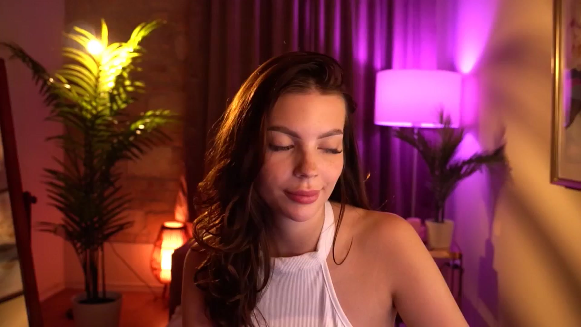 Gallery image thumbnail from hollydollly_'s myfreecams stream on, 05/14/2024, 24:11 image 8 of 20