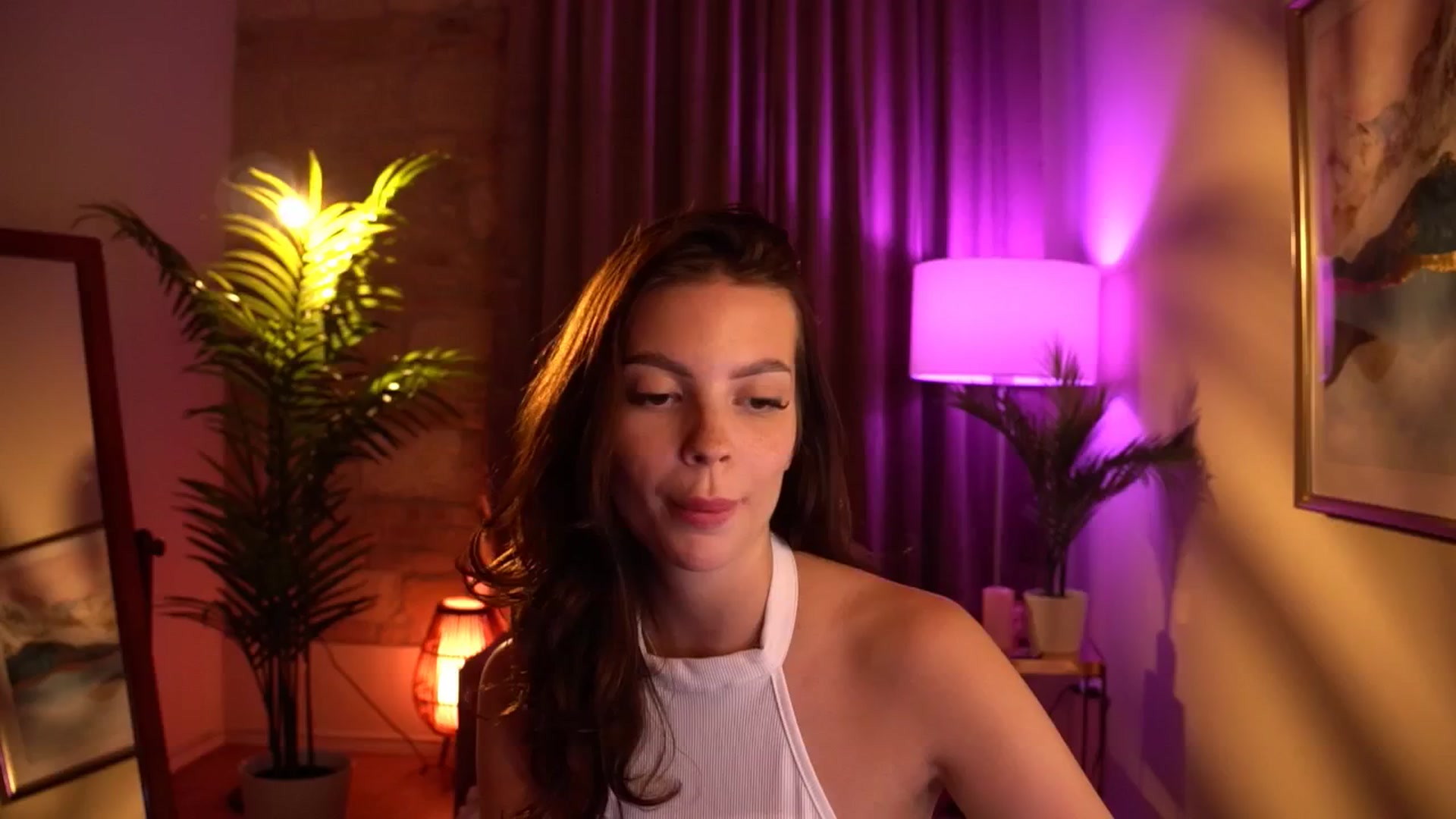 Gallery image thumbnail from hollydollly_'s myfreecams stream on, 05/14/2024, 24:11 image 16 of 20