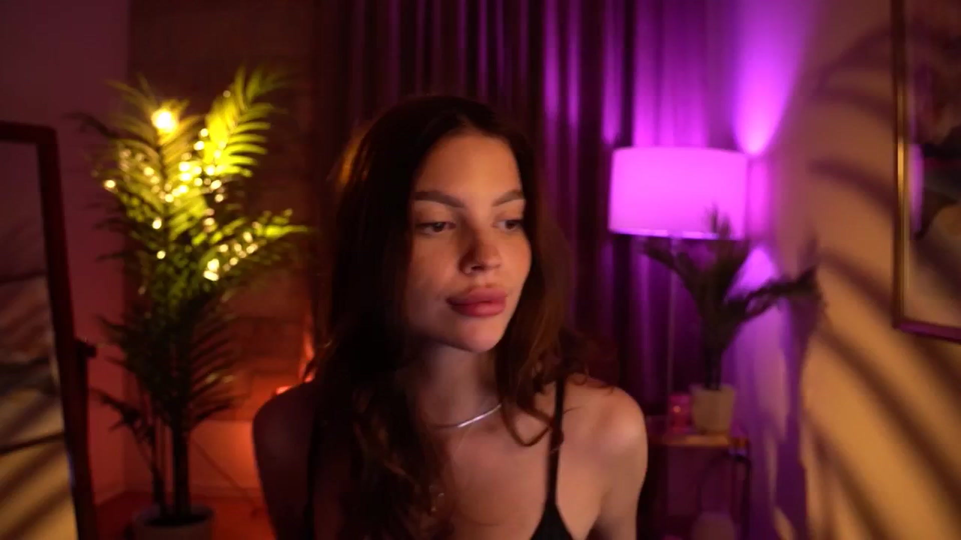 Gallery image thumbnail from hollydollly_'s myfreecams stream on, 05/16/2024, 21:35 image 10 of 20