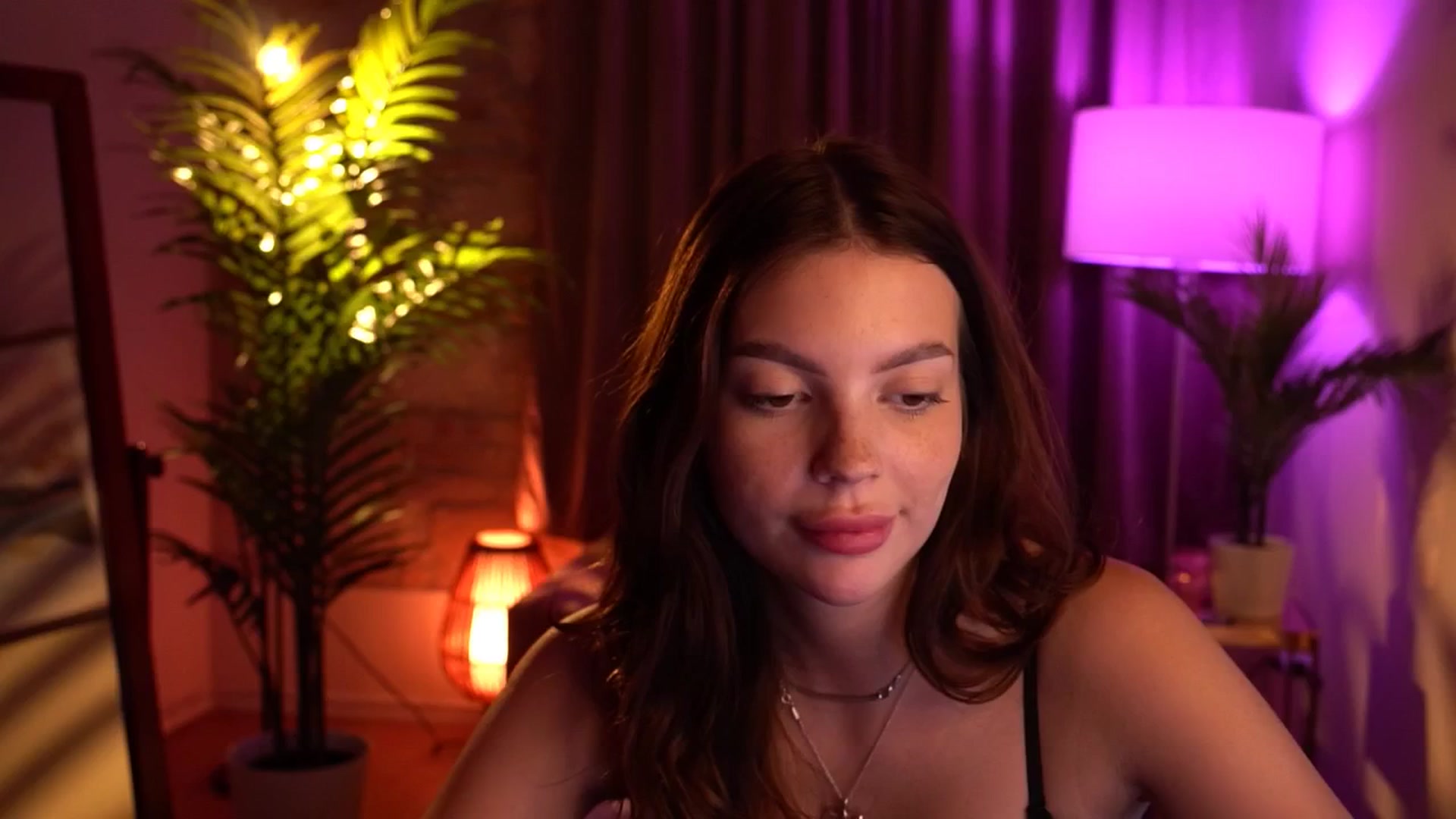 Gallery image thumbnail from hollydollly_'s myfreecams stream on, 05/16/2024, 23:51 image 9 of 20