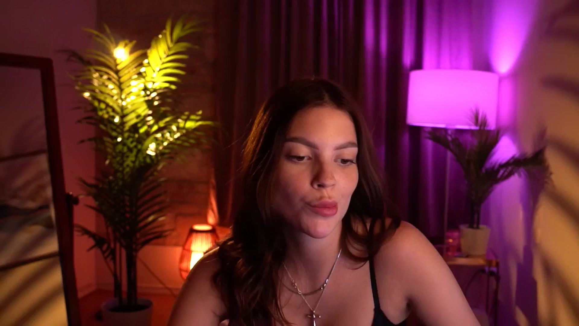 Gallery image thumbnail from hollydollly_'s myfreecams stream on, 05/16/2024, 23:51 image 11 of 20