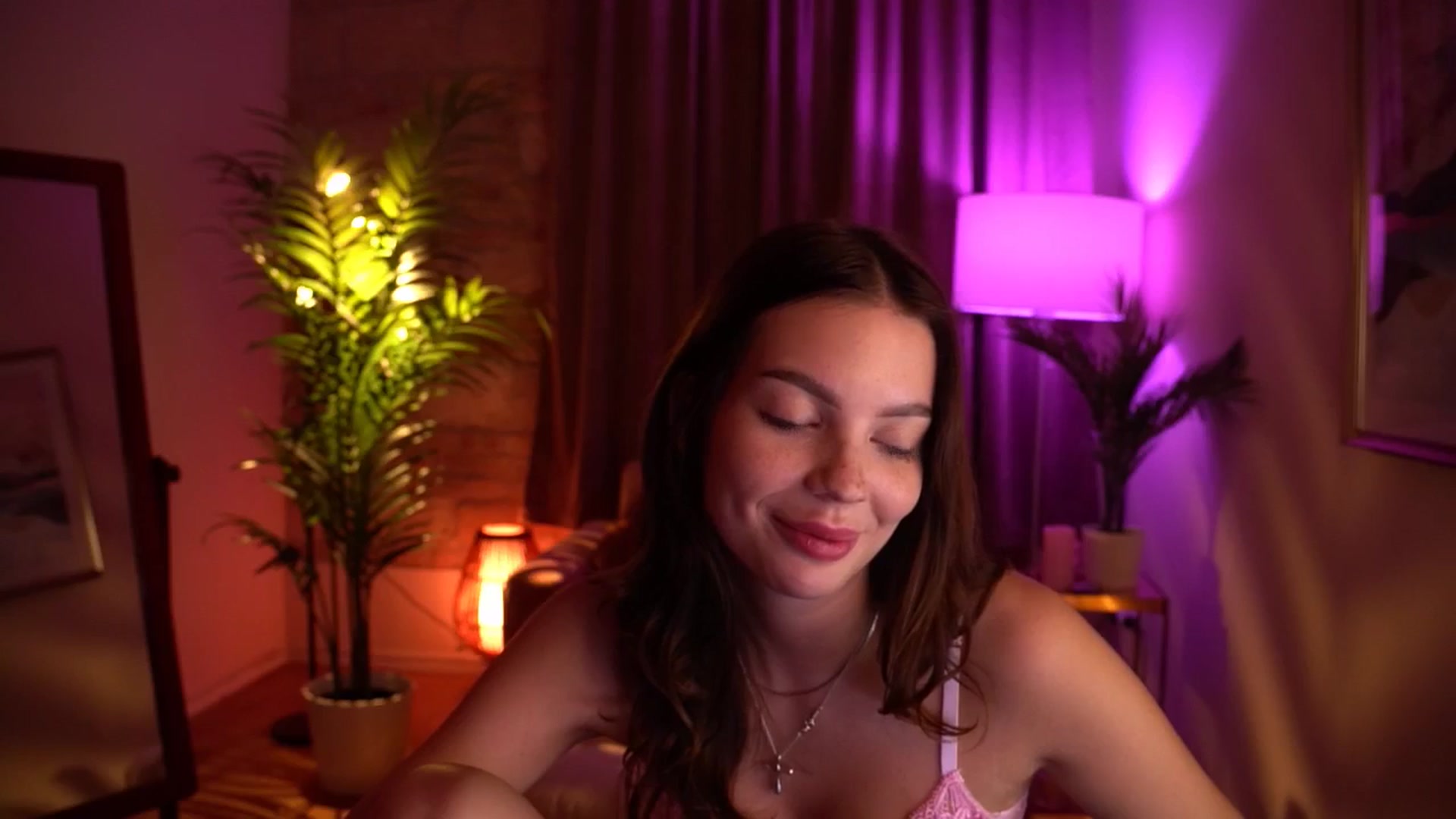 Gallery image thumbnail from hollydollly_'s myfreecams stream on, 05/18/2024, 24:00 image 9 of 20