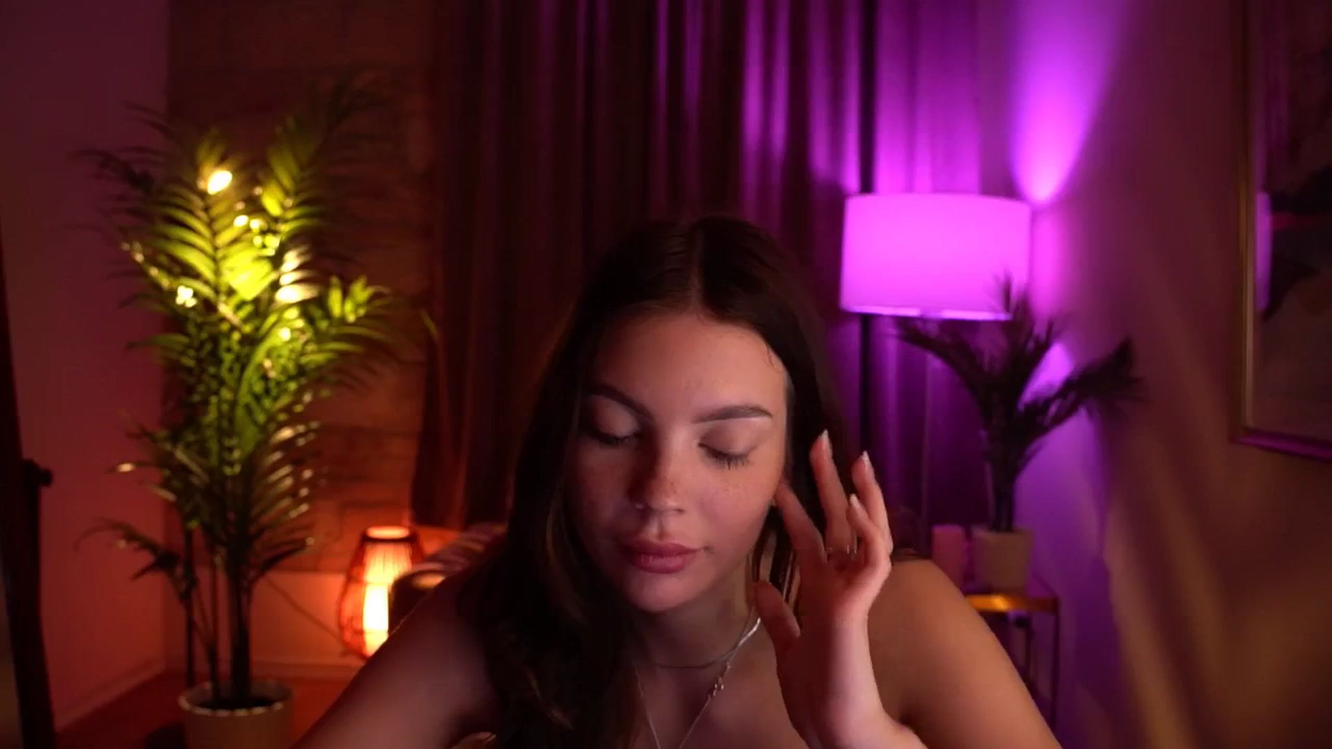 Gallery image thumbnail from hollydollly_'s myfreecams stream on, 05/18/2024, 24:20 image 17 of 20