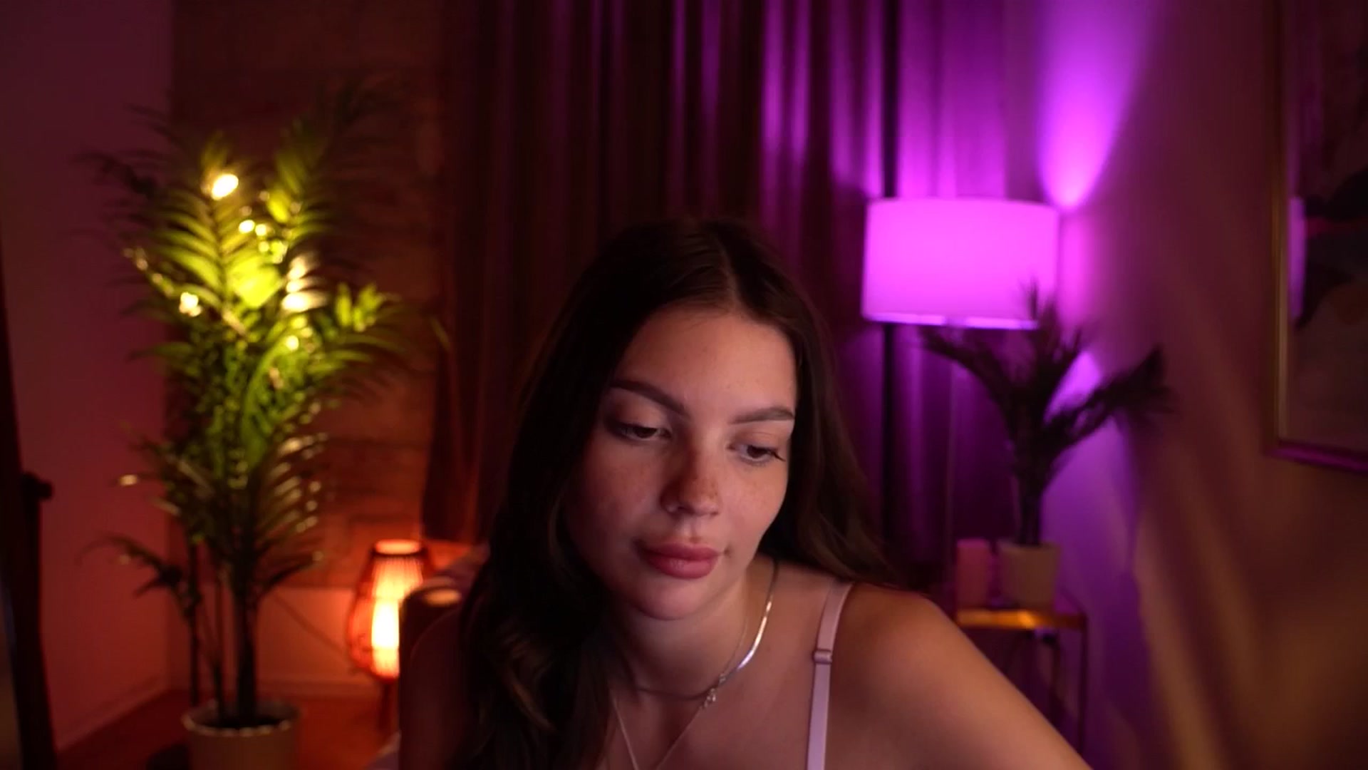 Gallery image thumbnail from hollydollly_'s myfreecams stream on, 05/18/2024, 24:20 image 16 of 20