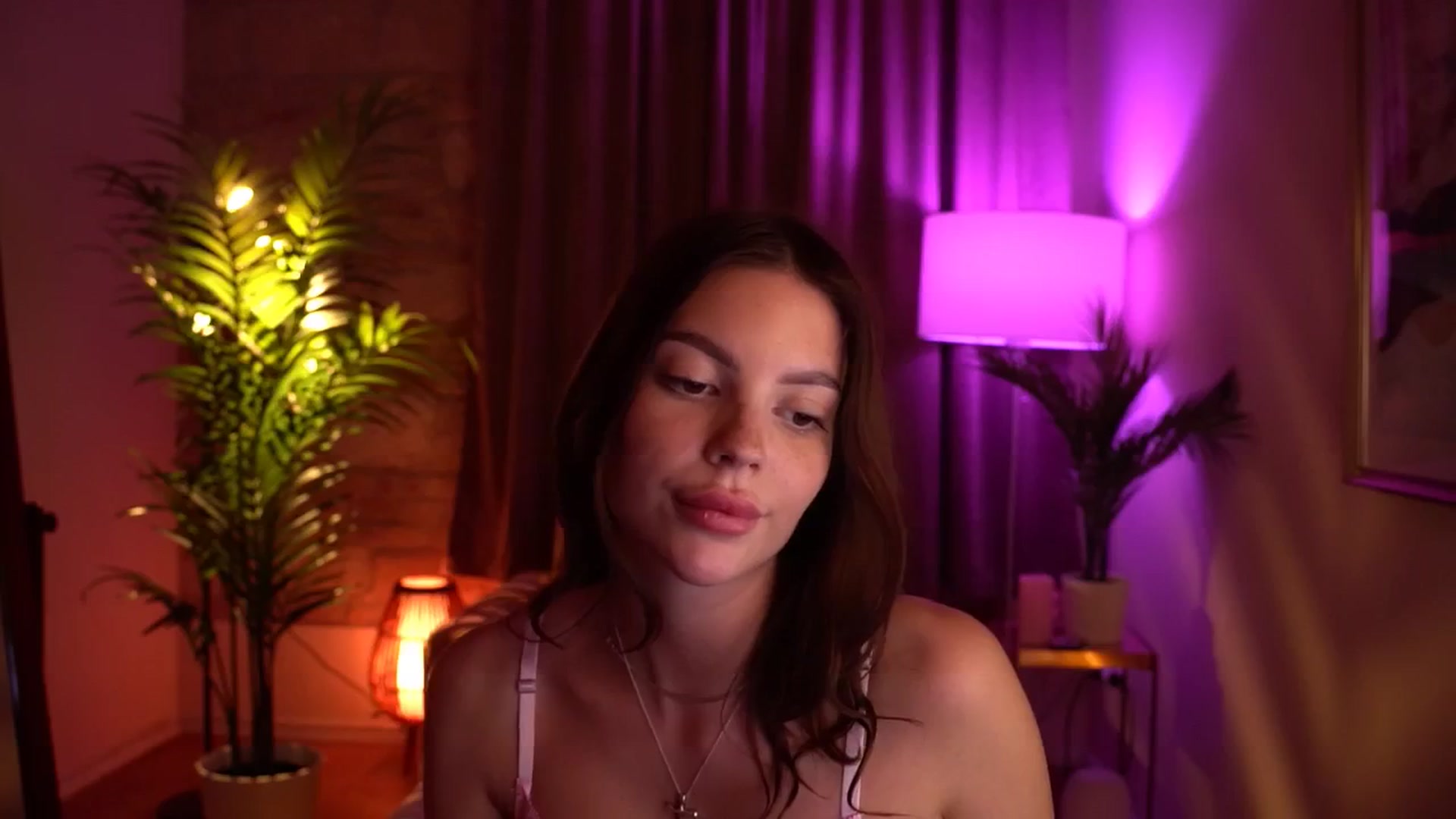 Gallery image thumbnail from hollydollly_'s myfreecams stream on, 05/18/2024, 24:20 image 10 of 20