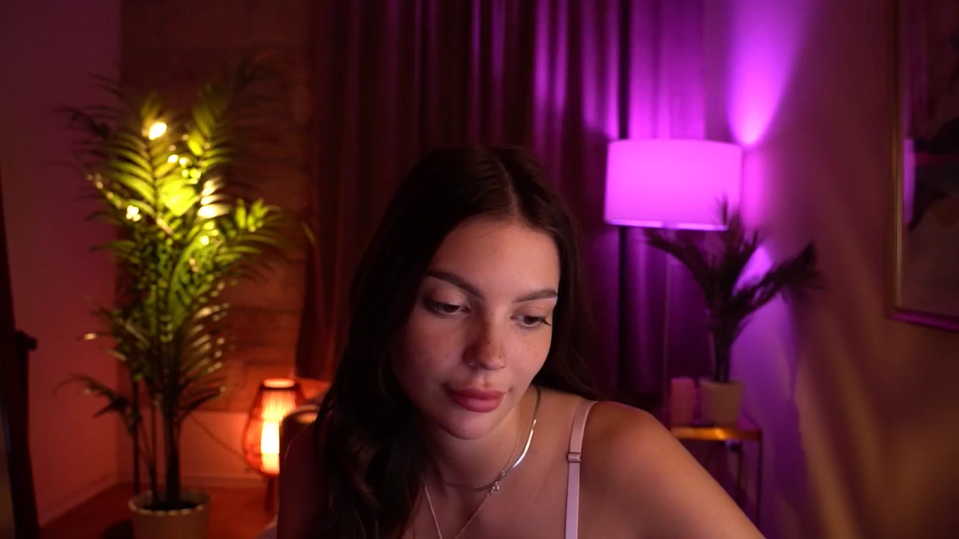 Gallery image thumbnail from hollydollly_'s myfreecams stream on, 05/18/2024, 24:20 image 15 of 20