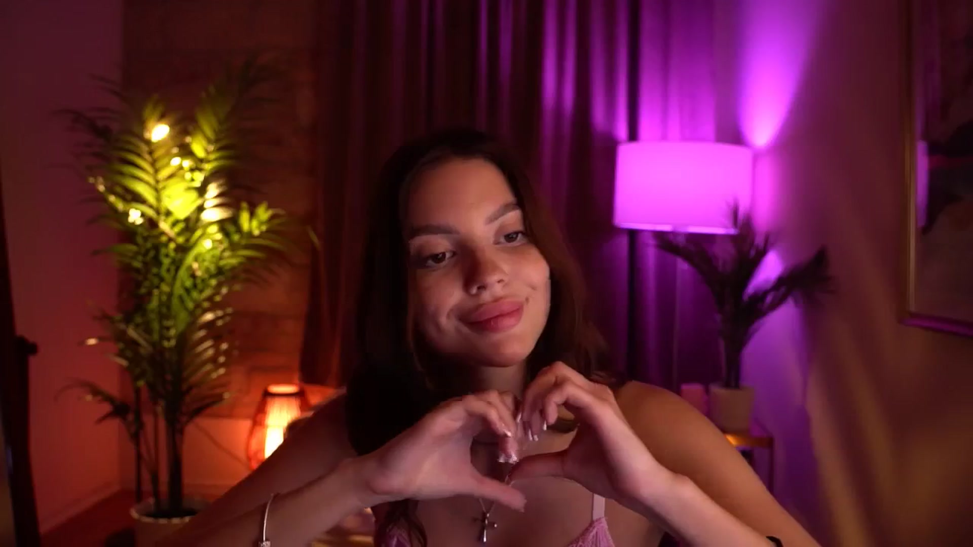 Gallery image thumbnail from hollydollly_'s myfreecams stream on, 05/18/2024, 24:20 image 8 of 20