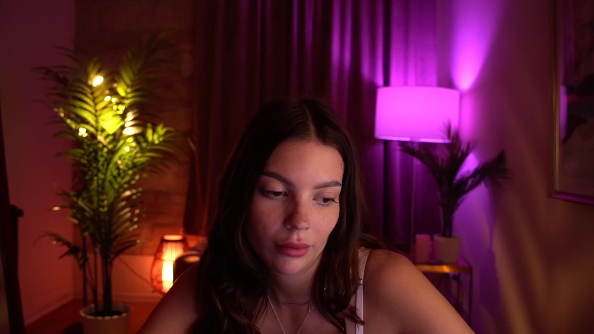 Gallery image thumbnail from hollydollly_'s myfreecams stream on, 05/18/2024, 24:20 image 18 of 20