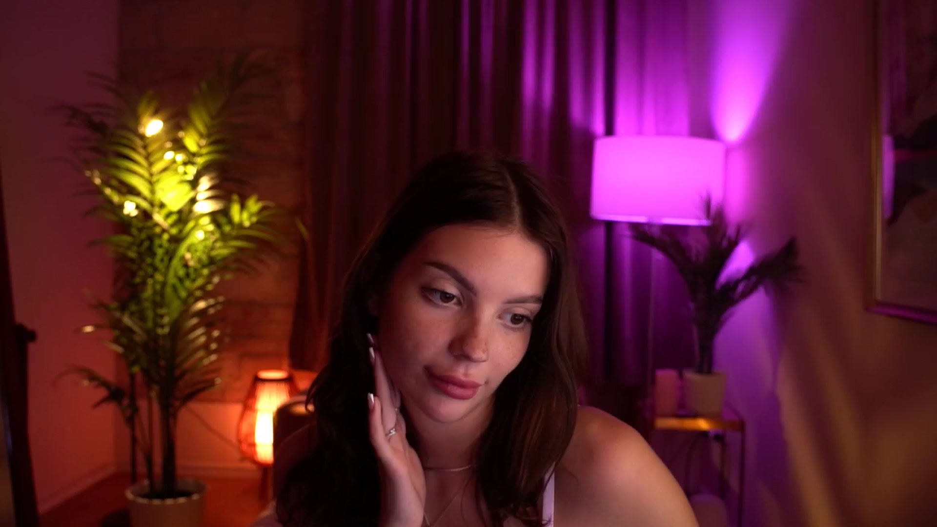 Gallery image thumbnail from hollydollly_'s myfreecams stream on, 05/18/2024, 24:20 image 14 of 20