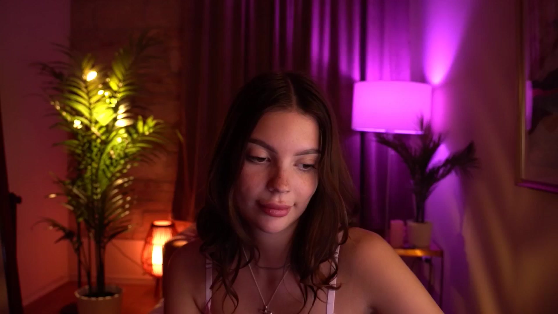 Gallery image thumbnail from hollydollly_'s myfreecams stream on, 05/18/2024, 24:20 image 9 of 20