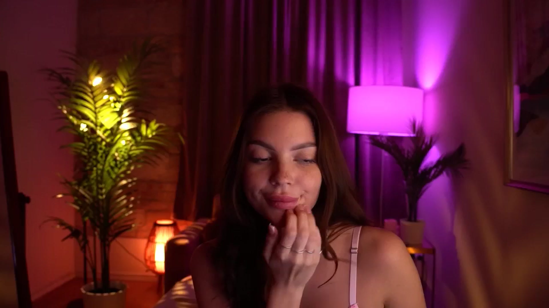 Gallery image thumbnail from hollydollly_'s myfreecams stream on, 05/18/2024, 24:20 image 1 of 20