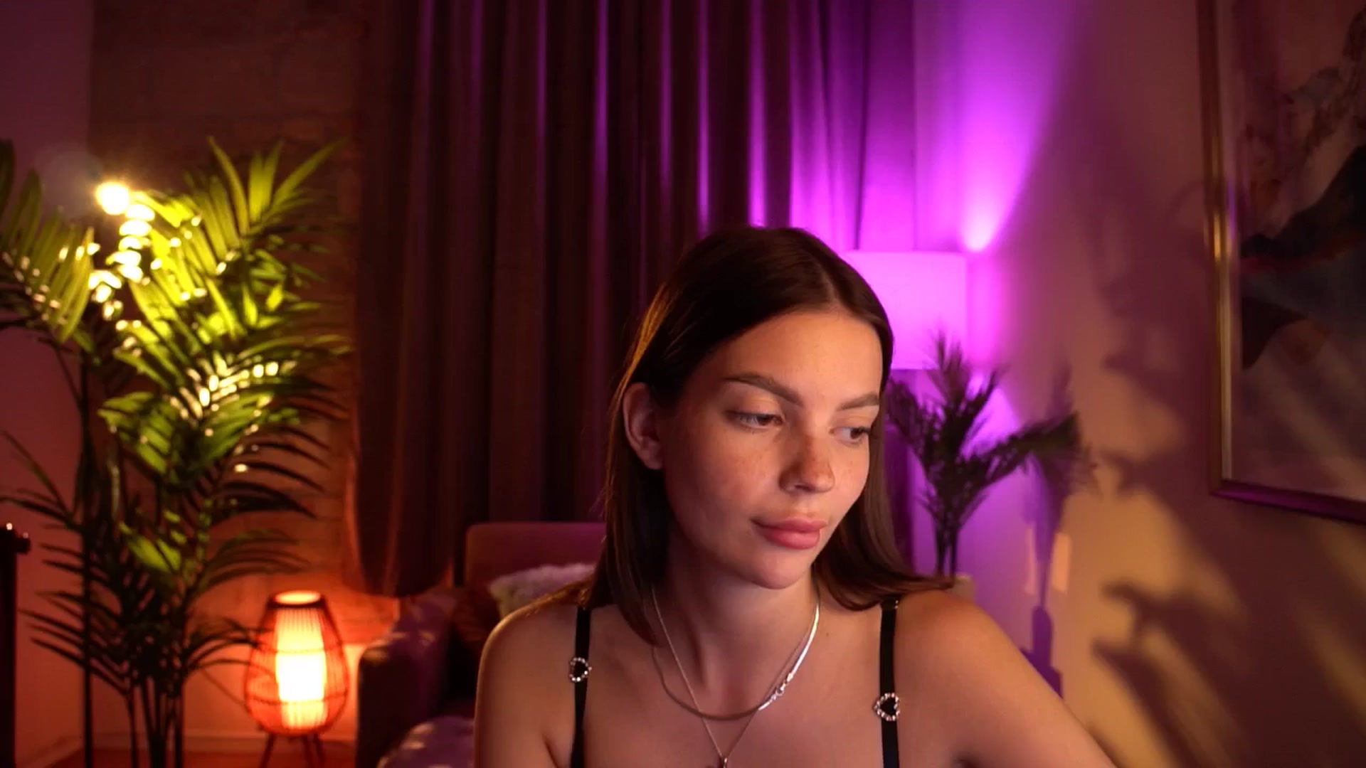 Gallery image thumbnail from hollydollly_'s myfreecams stream on, 05/27/2024, 21:18 image 3 of 20