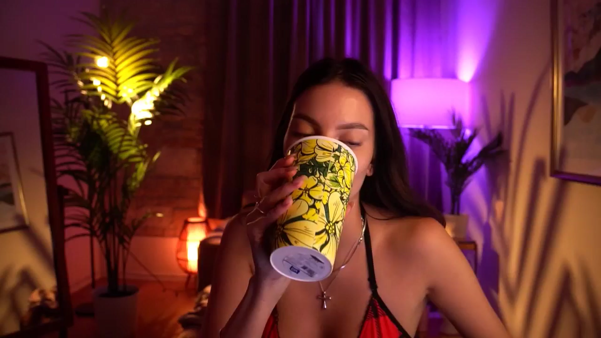 Gallery image thumbnail from hollydollly_'s myfreecams stream on, 06/14/2024, 24:03 image 1 of 20