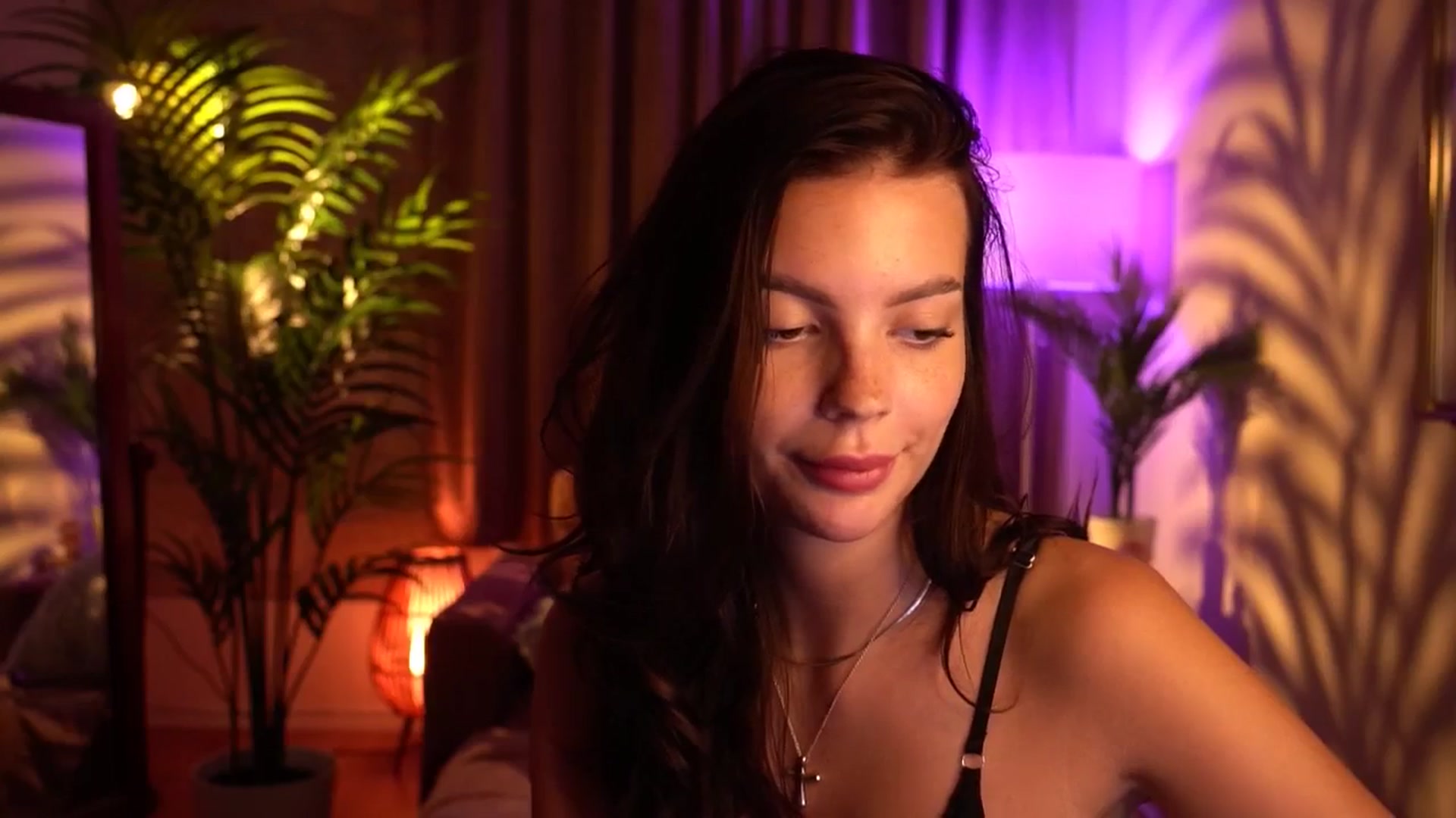 Gallery image thumbnail from hollydollly_'s myfreecams stream on, 06/20/2024, 14:20 image 17 of 20