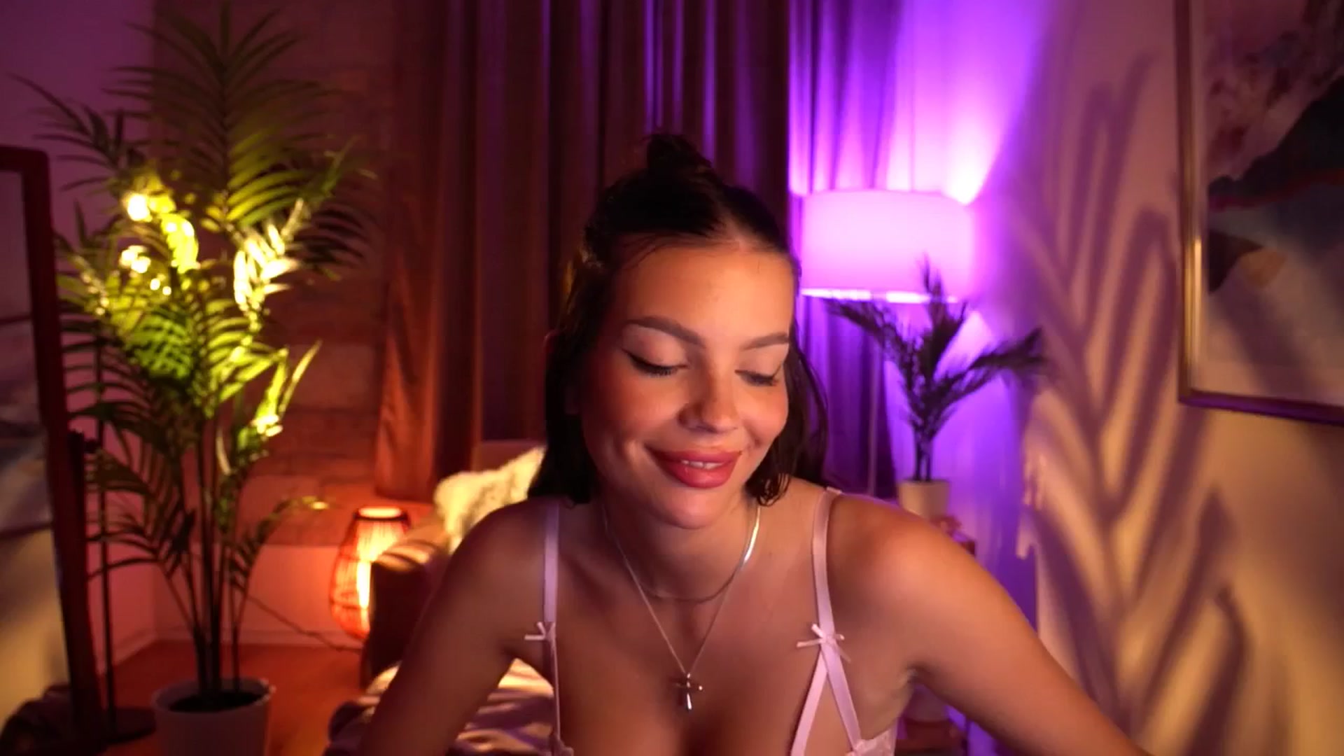 Gallery image thumbnail from hollydollly_'s myfreecams stream on, 06/23/2024, 22:34 image 16 of 20