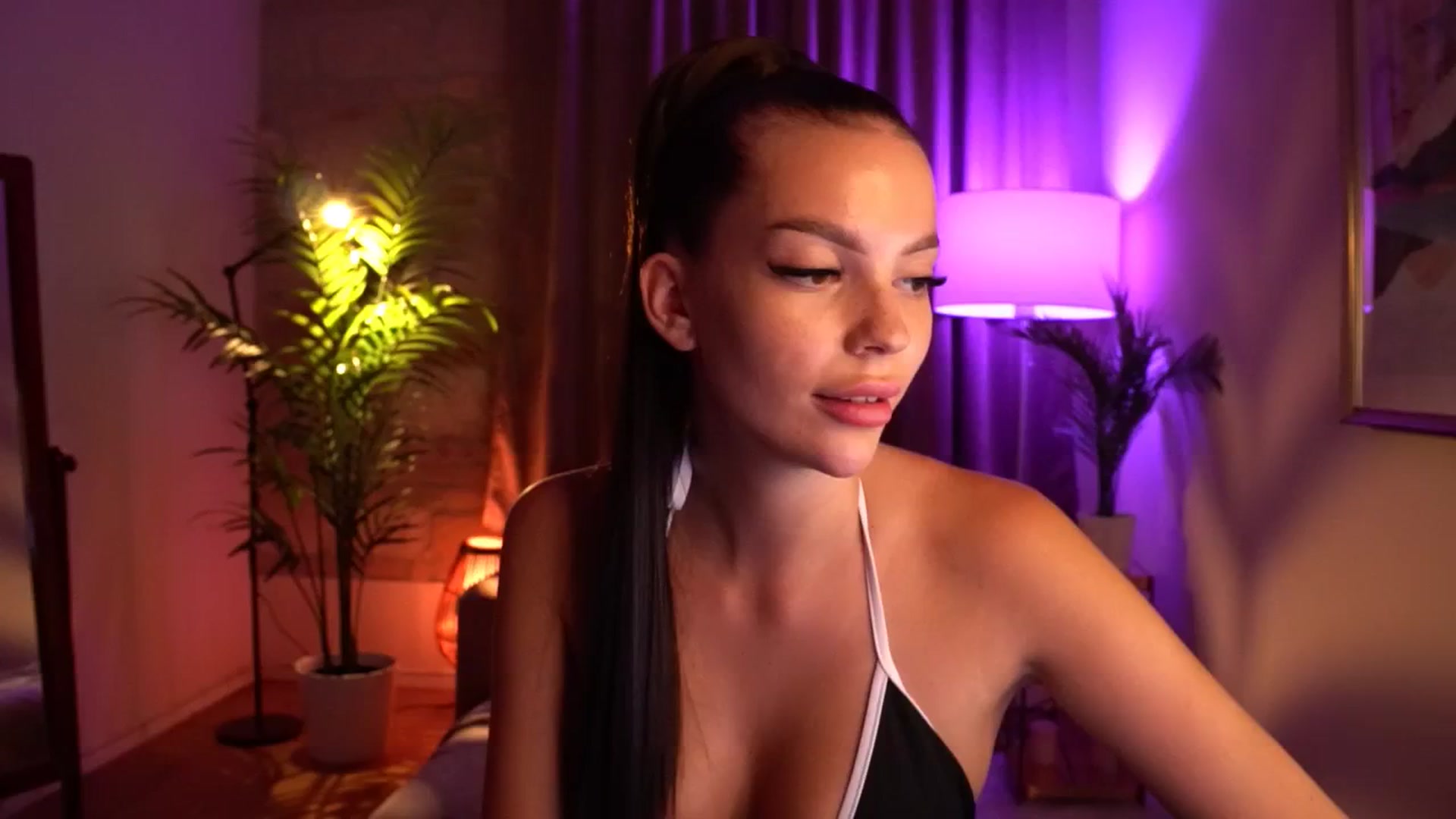 Gallery image thumbnail from hollydollly_'s myfreecams stream on, 08/07/2024, 21:15 image 9 of 20