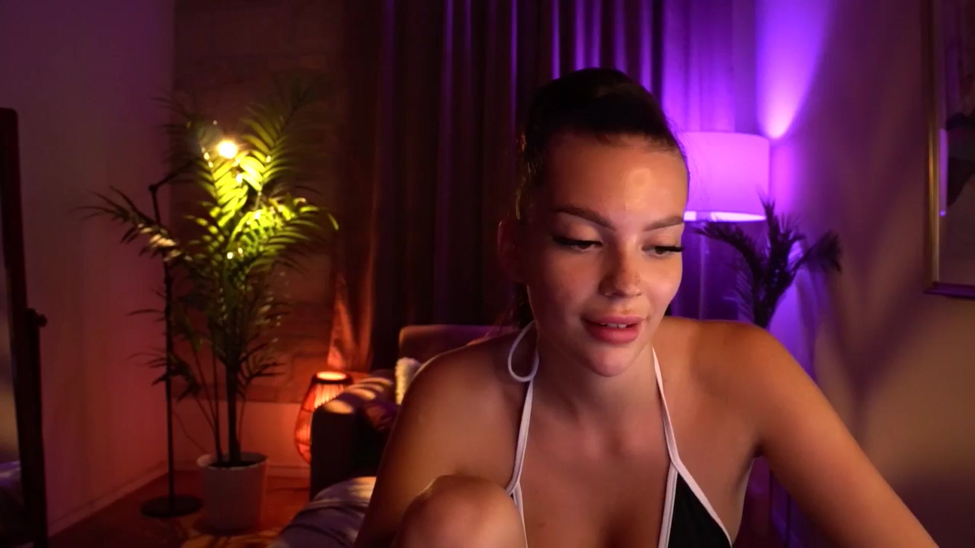 Gallery image thumbnail from hollydollly_'s myfreecams stream on, 08/07/2024, 22:33 image 7 of 20