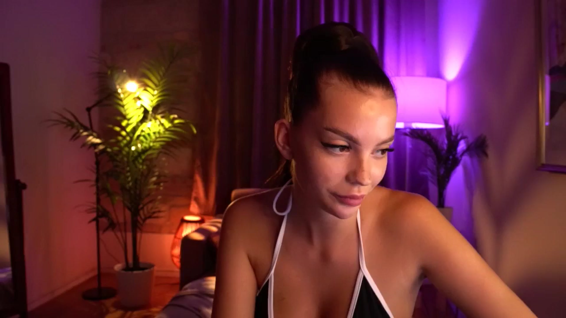 Gallery image thumbnail from hollydollly_'s myfreecams stream on, 08/07/2024, 22:33 image 4 of 20