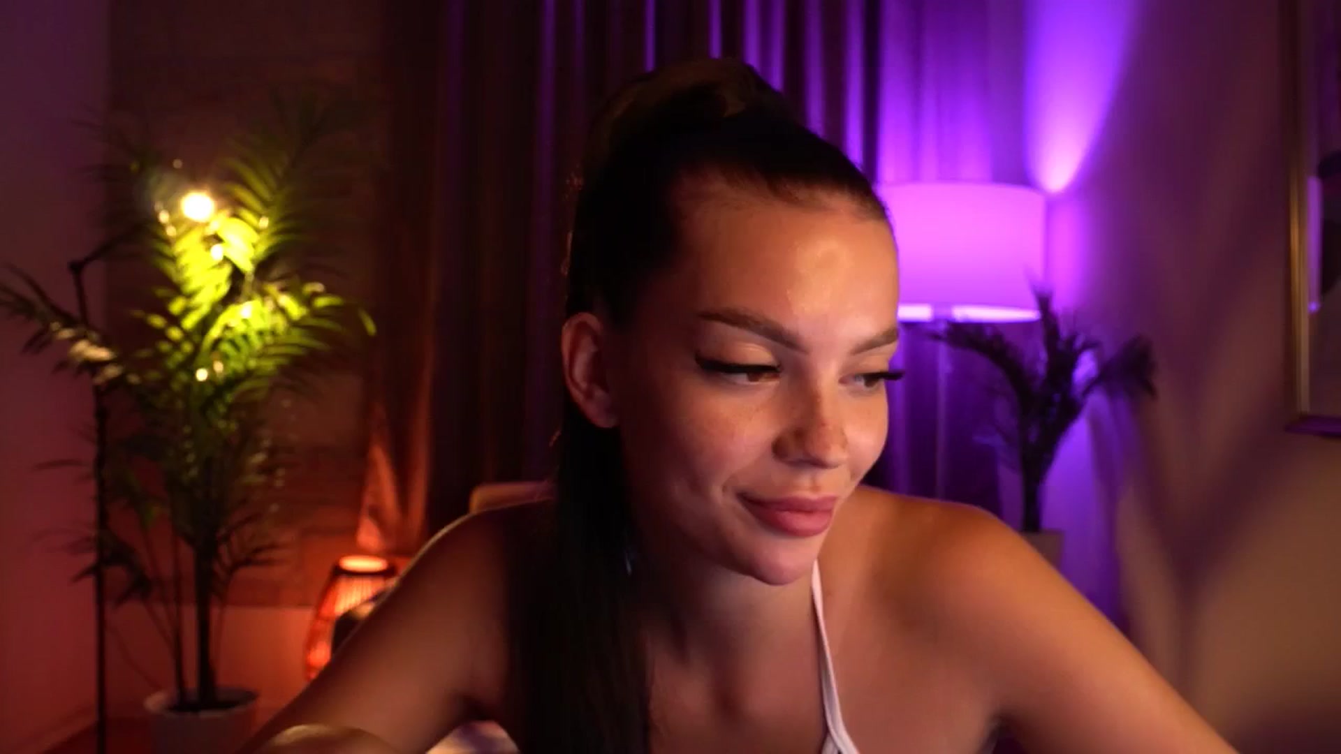 Gallery image thumbnail from hollydollly_'s myfreecams stream on, 08/07/2024, 22:33 image 12 of 20