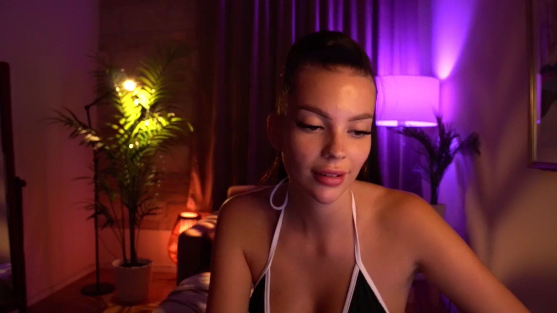 Gallery image thumbnail from hollydollly_'s myfreecams stream on, 08/07/2024, 22:33 image 5 of 20