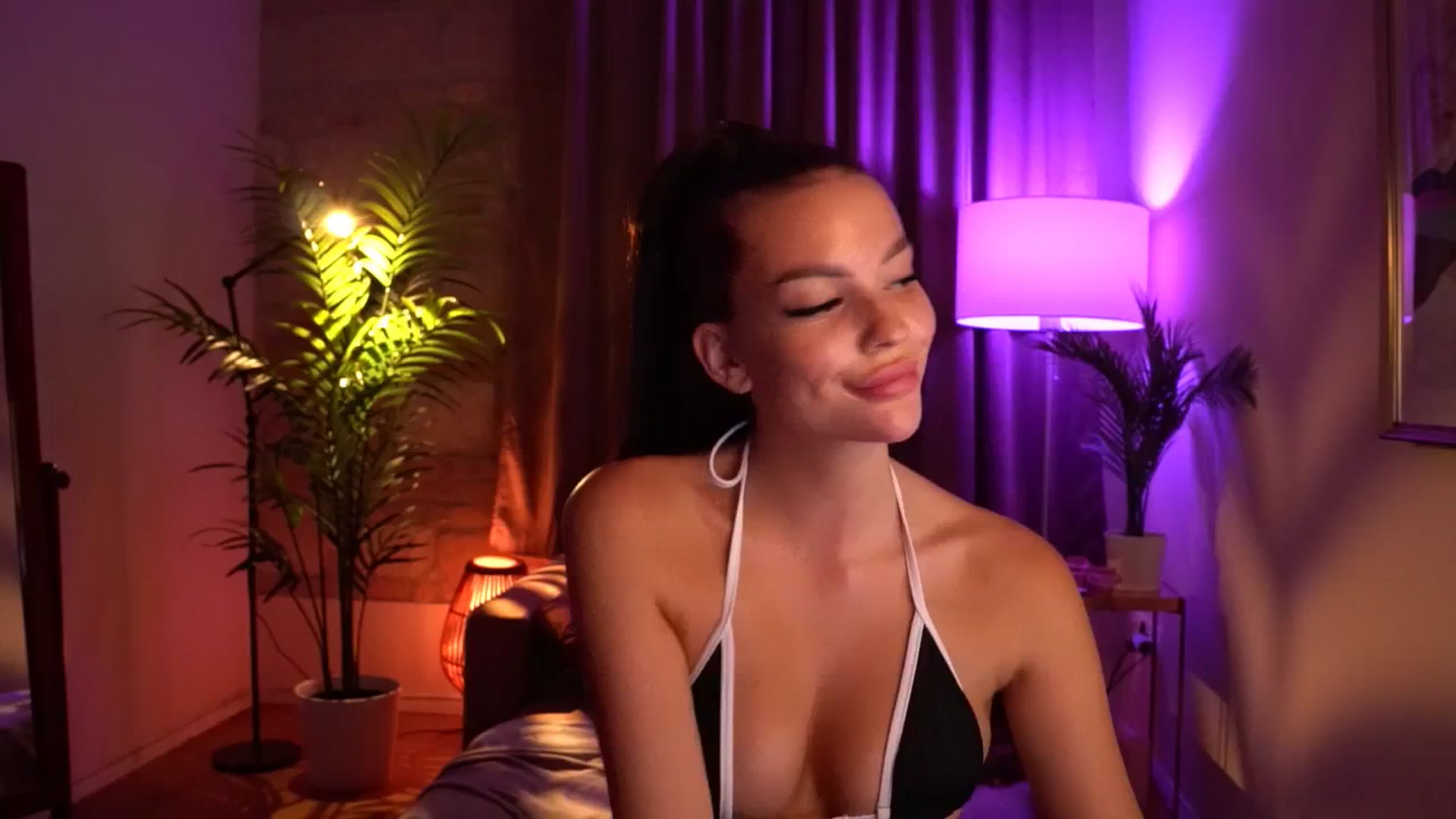 Gallery image thumbnail from hollydollly_'s myfreecams stream on, 08/07/2024, 22:33 image 8 of 20