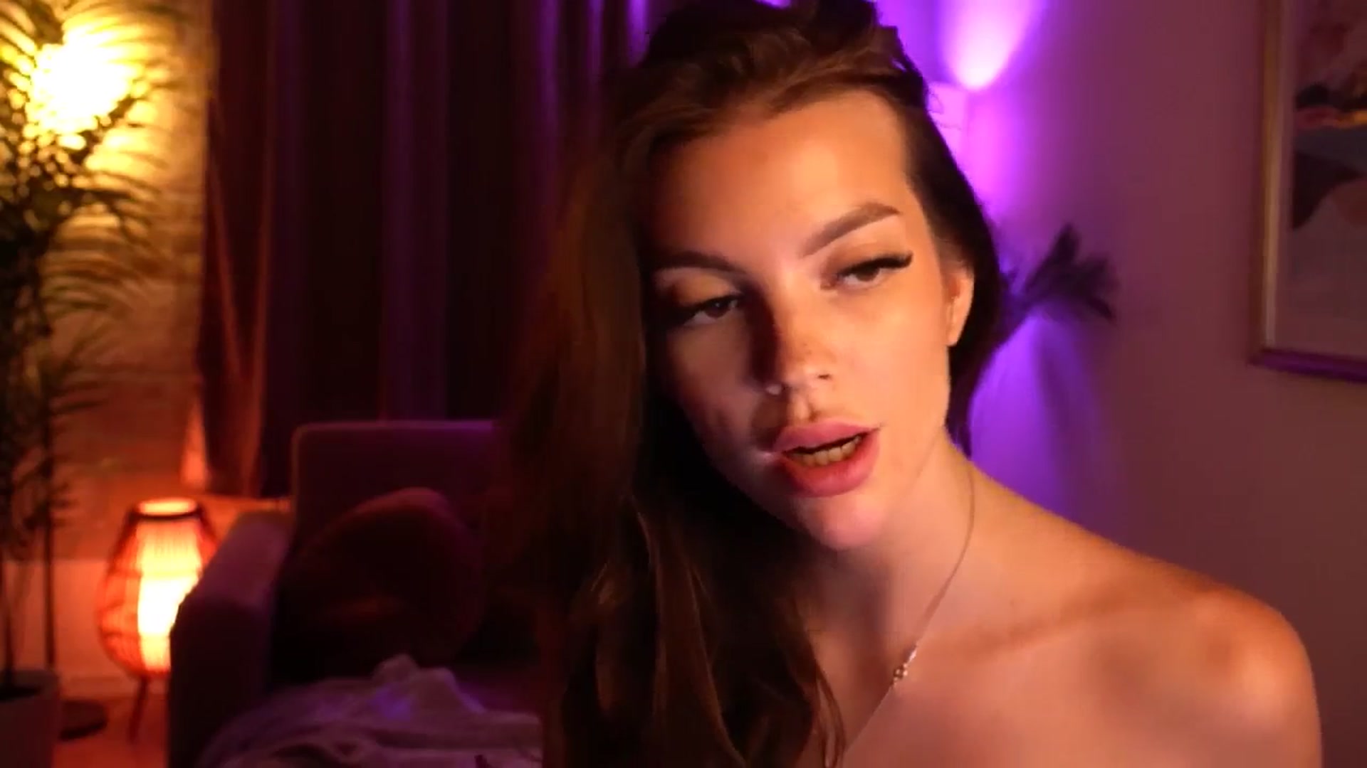 Gallery image thumbnail from hollydollly_'s myfreecams stream on, 08/11/2024, 23:10 image 12 of 20