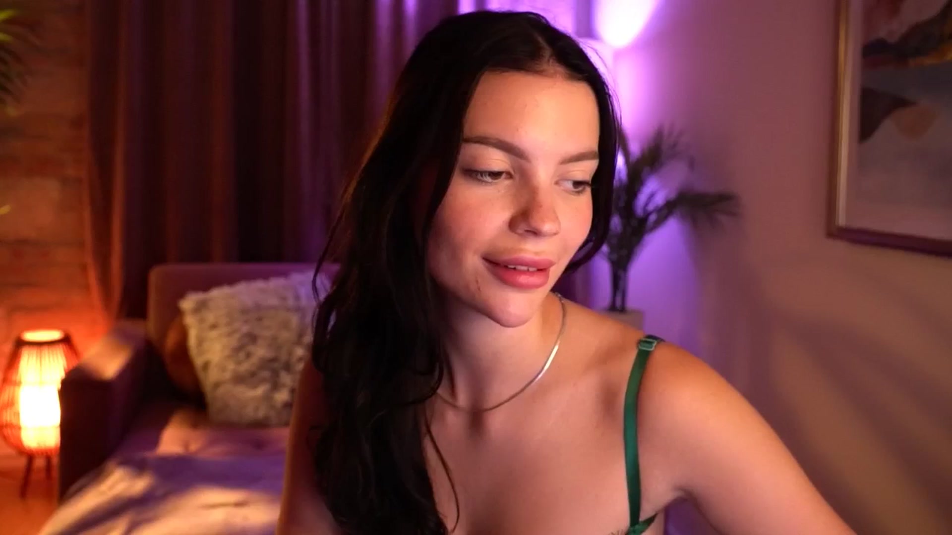 Gallery image thumbnail from hollydollly_'s myfreecams stream on, 09/15/2024, 21:20 image 4 of 20
