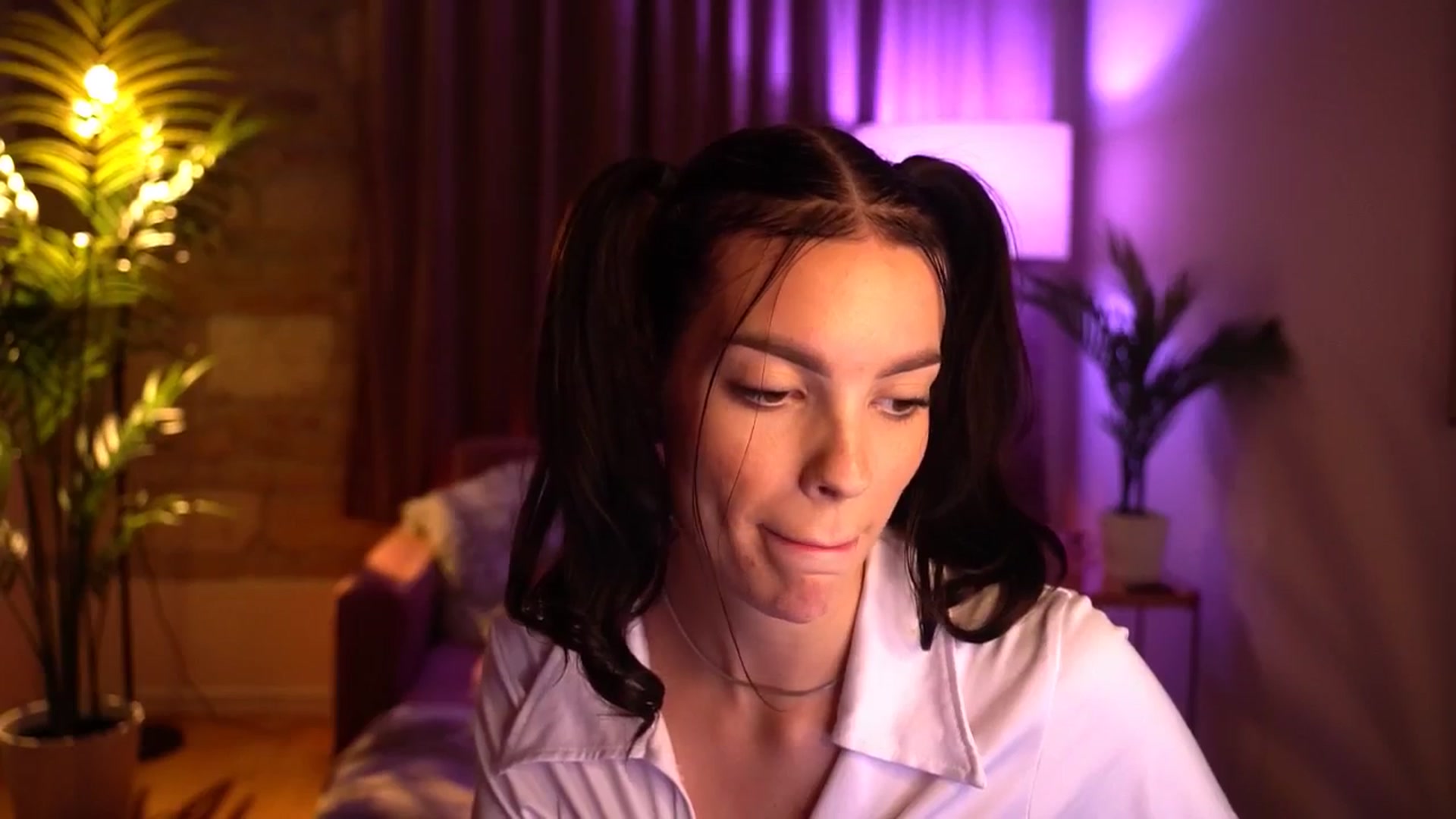 Gallery image thumbnail from hollydollly_'s myfreecams stream on, 10/08/2024, 19:17 image 16 of 20