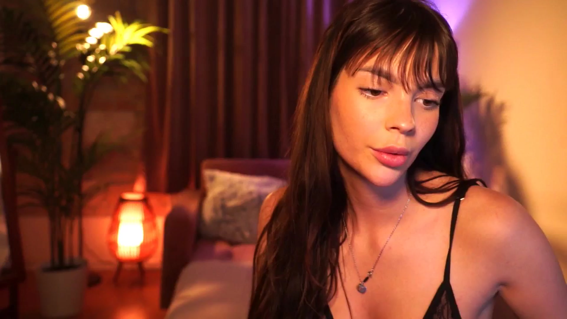 Gallery image thumbnail from hollydollly_'s myfreecams stream on, 04/19/2025, 17:31 image 12 of 20