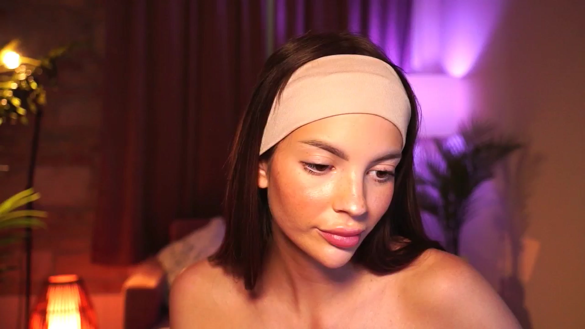 Gallery image thumbnail from hollydollly_'s myfreecams stream on, 05/31/2025, 16:00 image 18 of 20