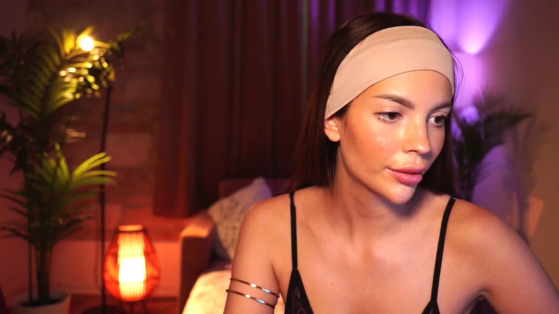 Gallery image thumbnail from hollydollly_'s myfreecams stream on, 05/31/2025, 16:00 image 11 of 20