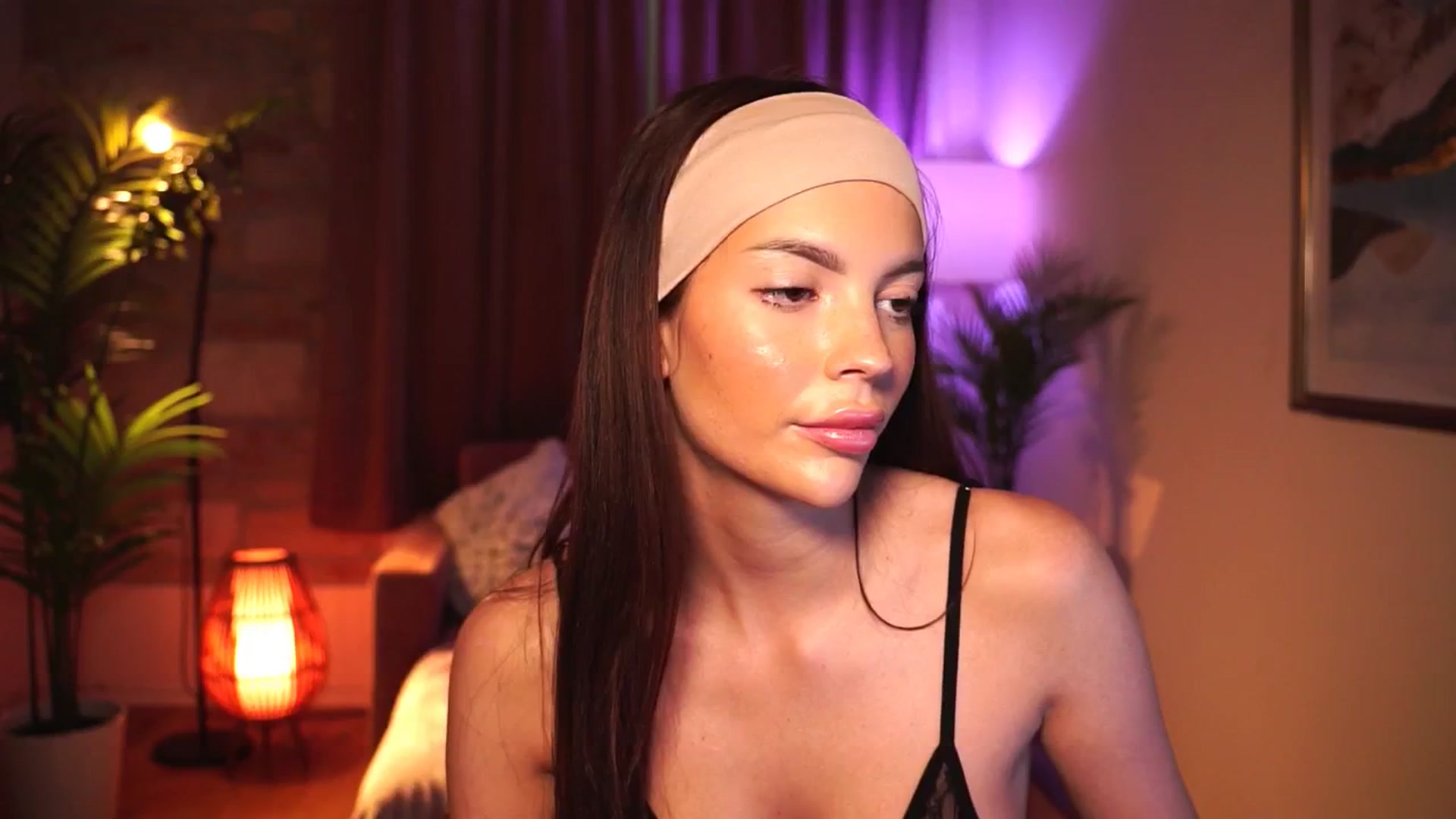 Gallery image thumbnail from hollydollly_'s myfreecams stream on, 05/31/2025, 16:00 image 10 of 20