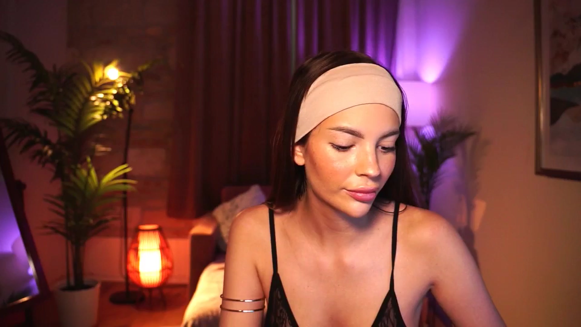 Gallery image thumbnail from hollydollly_'s myfreecams stream on, 05/31/2025, 16:00 image 6 of 20