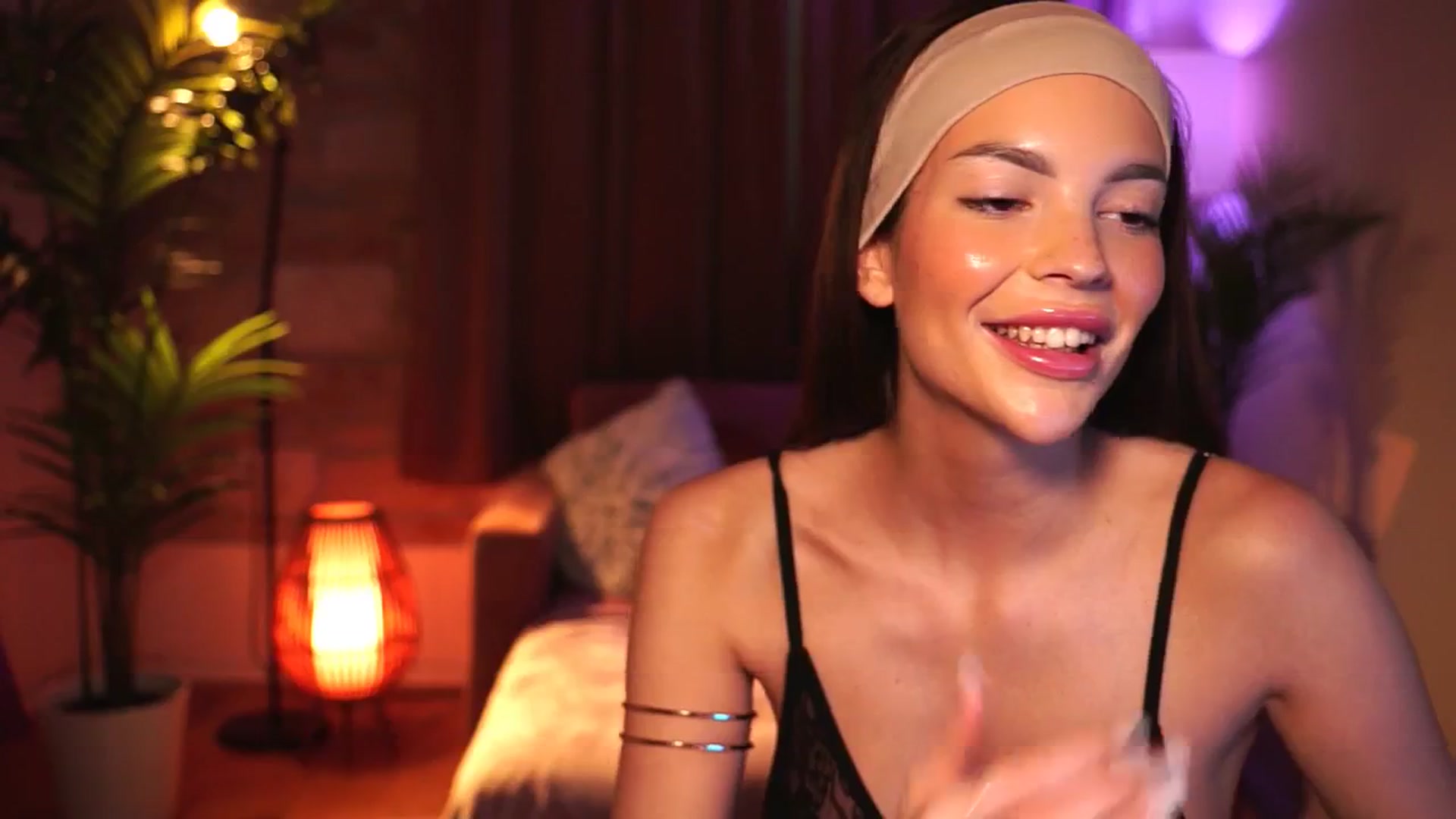 Gallery image thumbnail from hollydollly_'s myfreecams stream on, 05/31/2025, 16:00 image 12 of 20