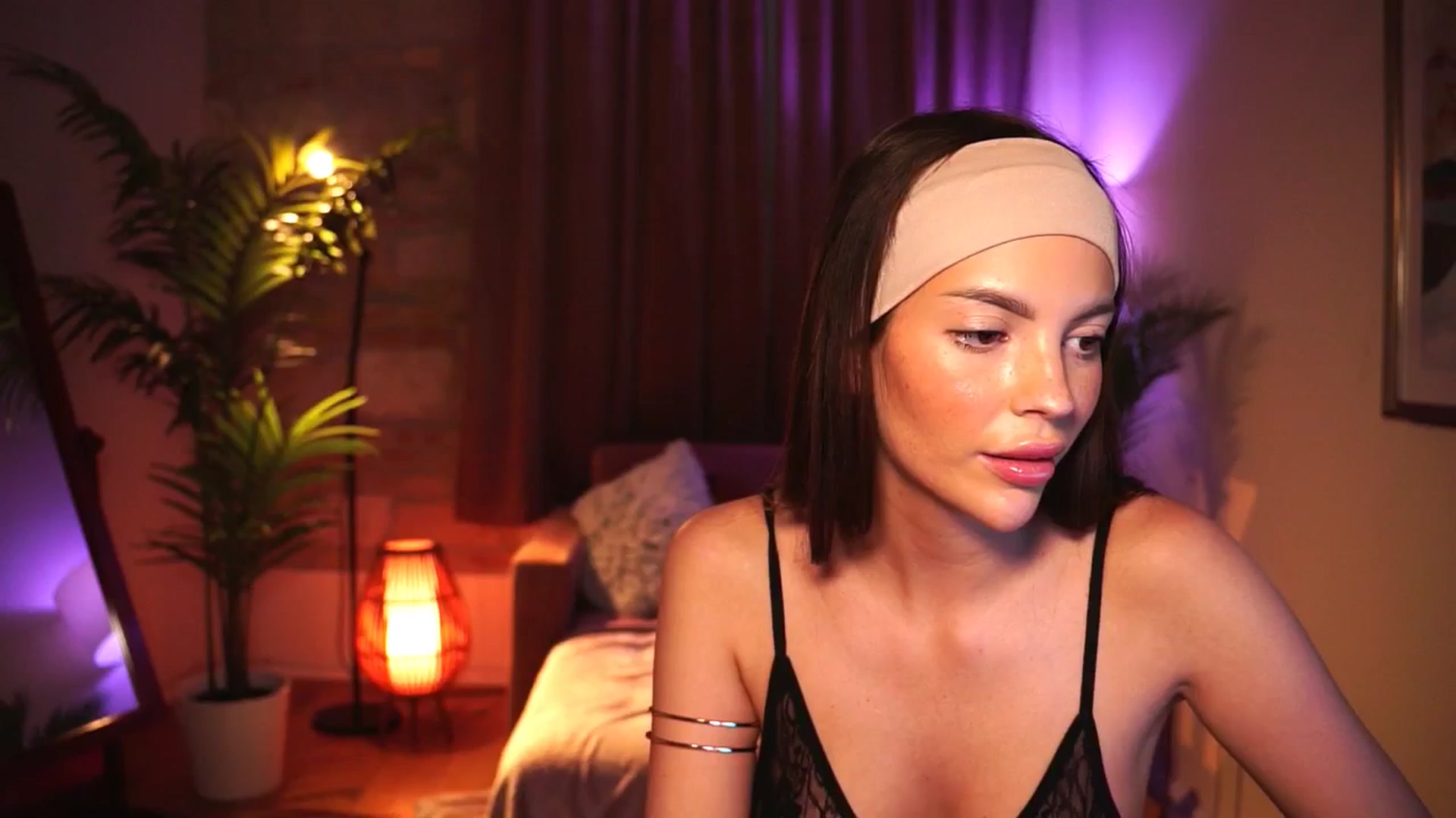 Gallery image thumbnail from hollydollly_'s myfreecams stream on, 05/31/2025, 17:30 image 15 of 20