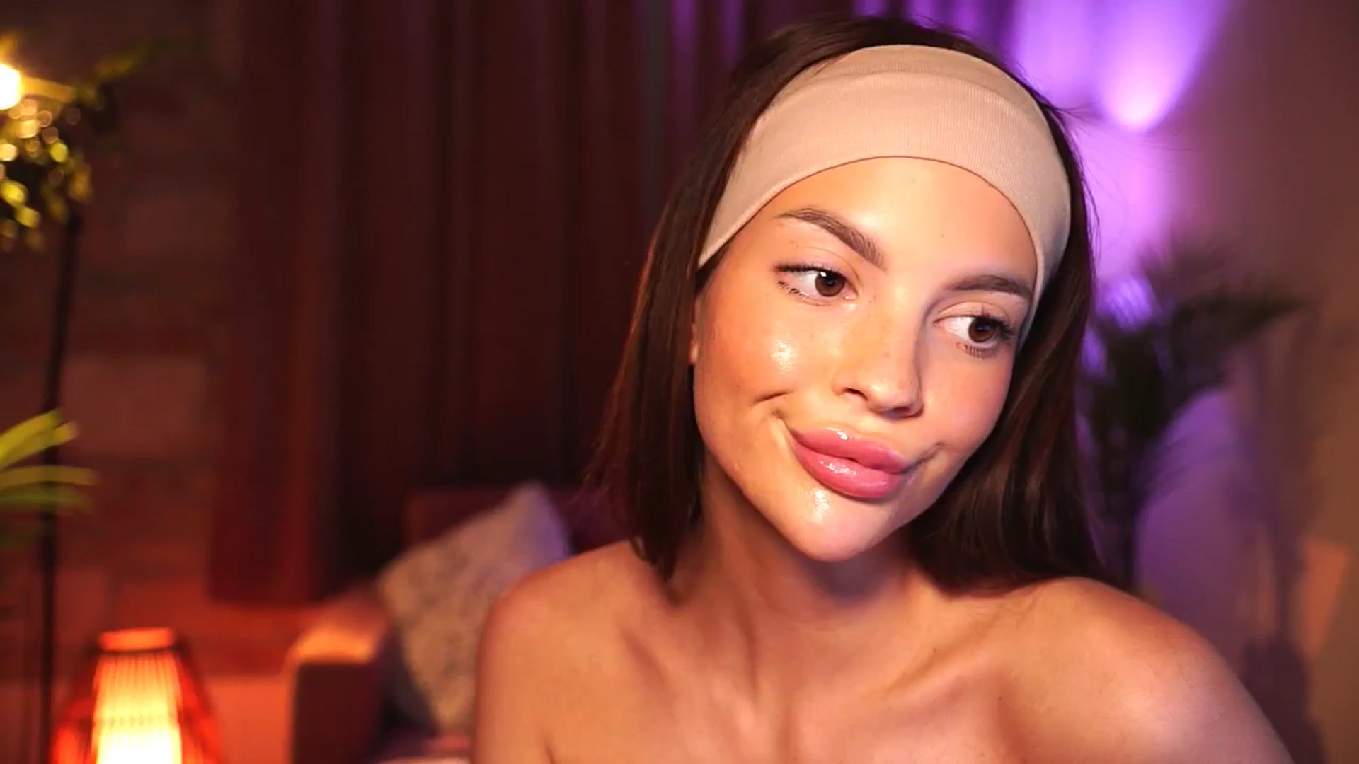 Gallery image thumbnail from hollydollly_'s myfreecams stream on, 05/31/2025, 17:30 image 11 of 20